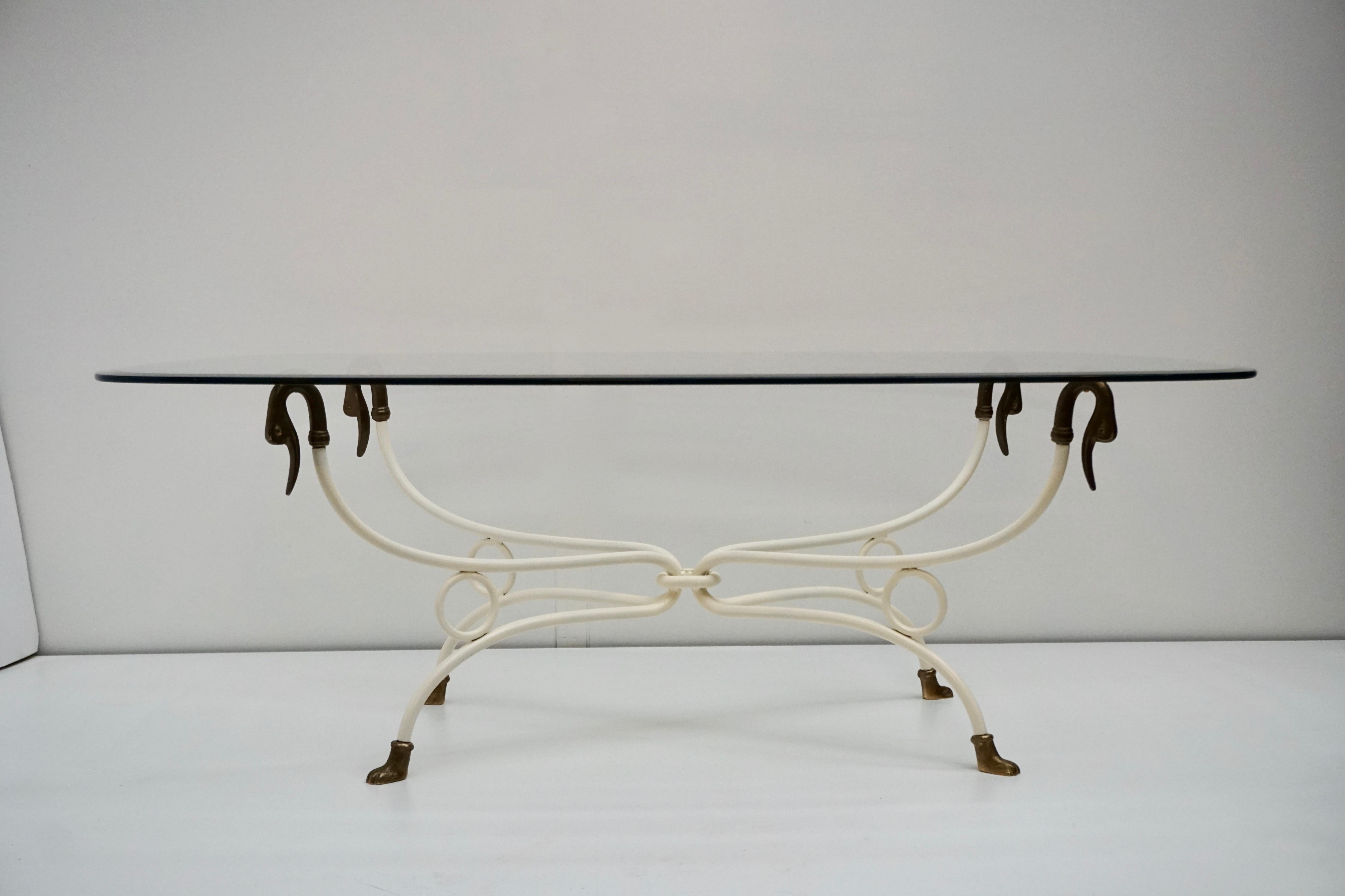 Une table basse chic et élégante en laiton italien des années 1950 avec des pieds en tête de cygne et un verre d'origine.
Bien conçu et lourd.

Dimensions de la base :
Largeur 97 cm.
Profondeur 57 cm.
Hauteur 48 cm.