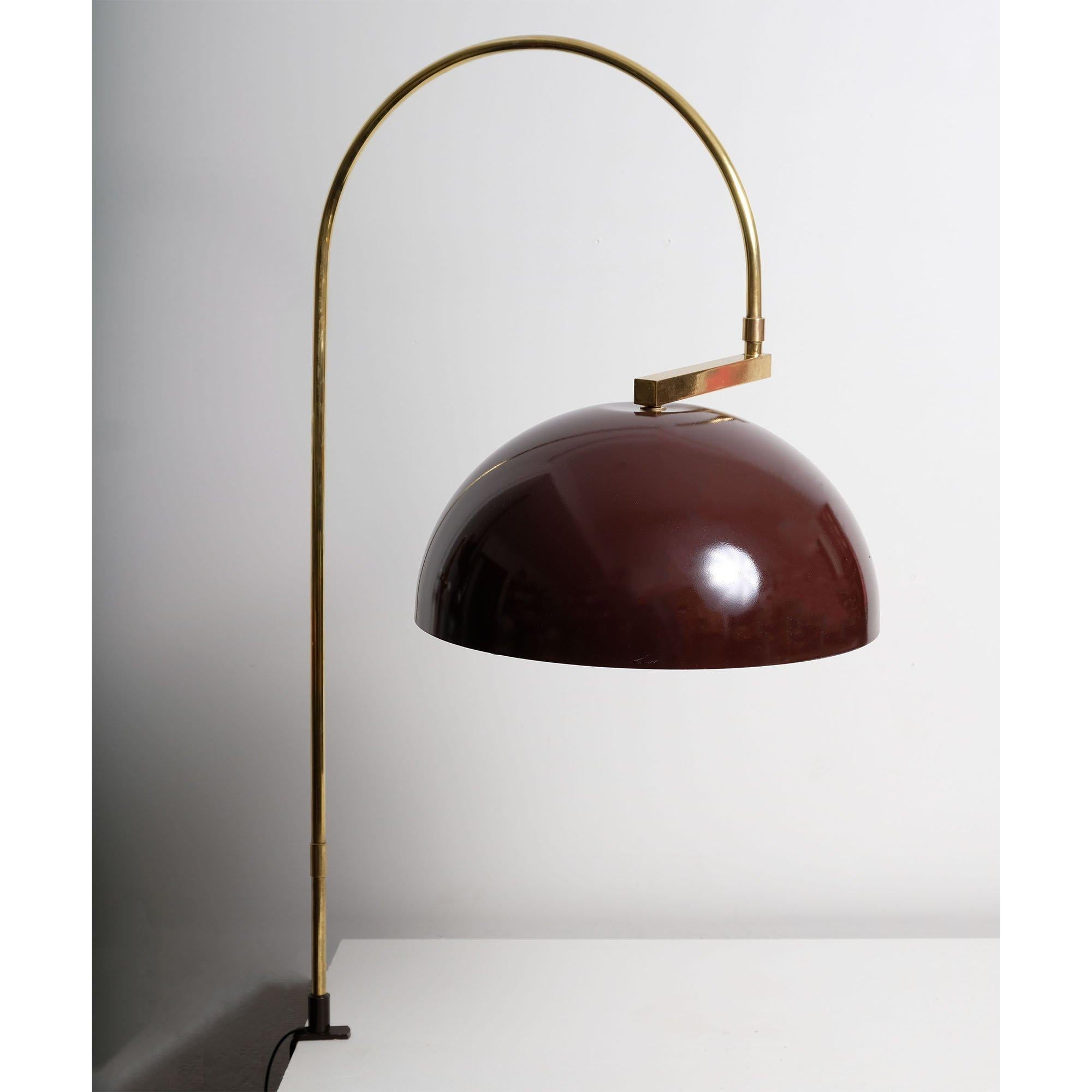 Space Age Italienische Messing-Schwenkarmlampe, 1970er Jahre. 1 x 40-60 Watt E-26 Edison medium base Glühbirne empfohlen oder höher, wenn LED/CFL.

 Ausgezeichneter Zustand. Neu verdrahtet mit E-26-Porzellansteckdose, 18/2-Kunststoffkabel in Gold,