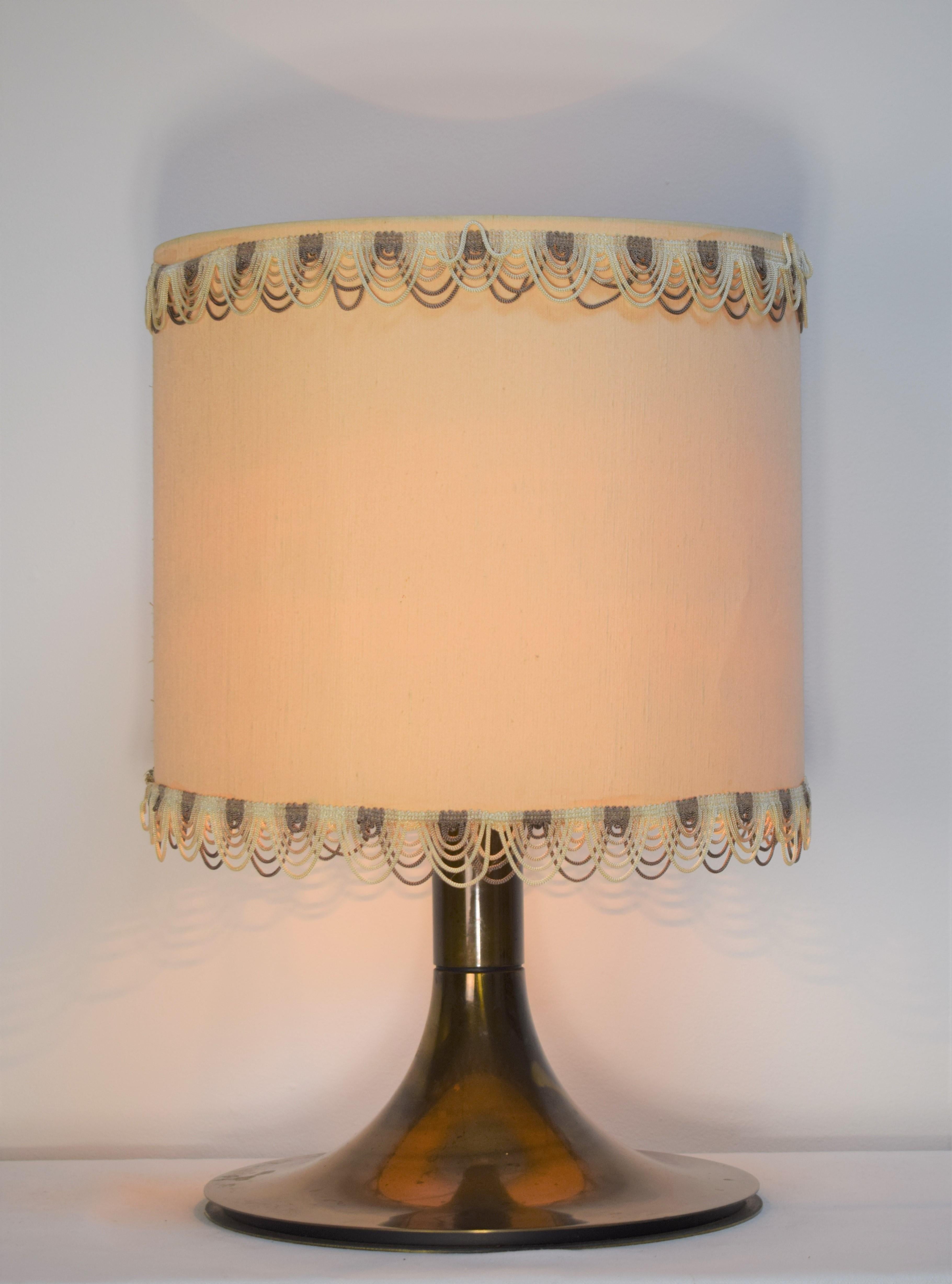 Lampe de table italienne en laiton, années 1960.

Dimensions : H= 50 cm ; D=35cm.