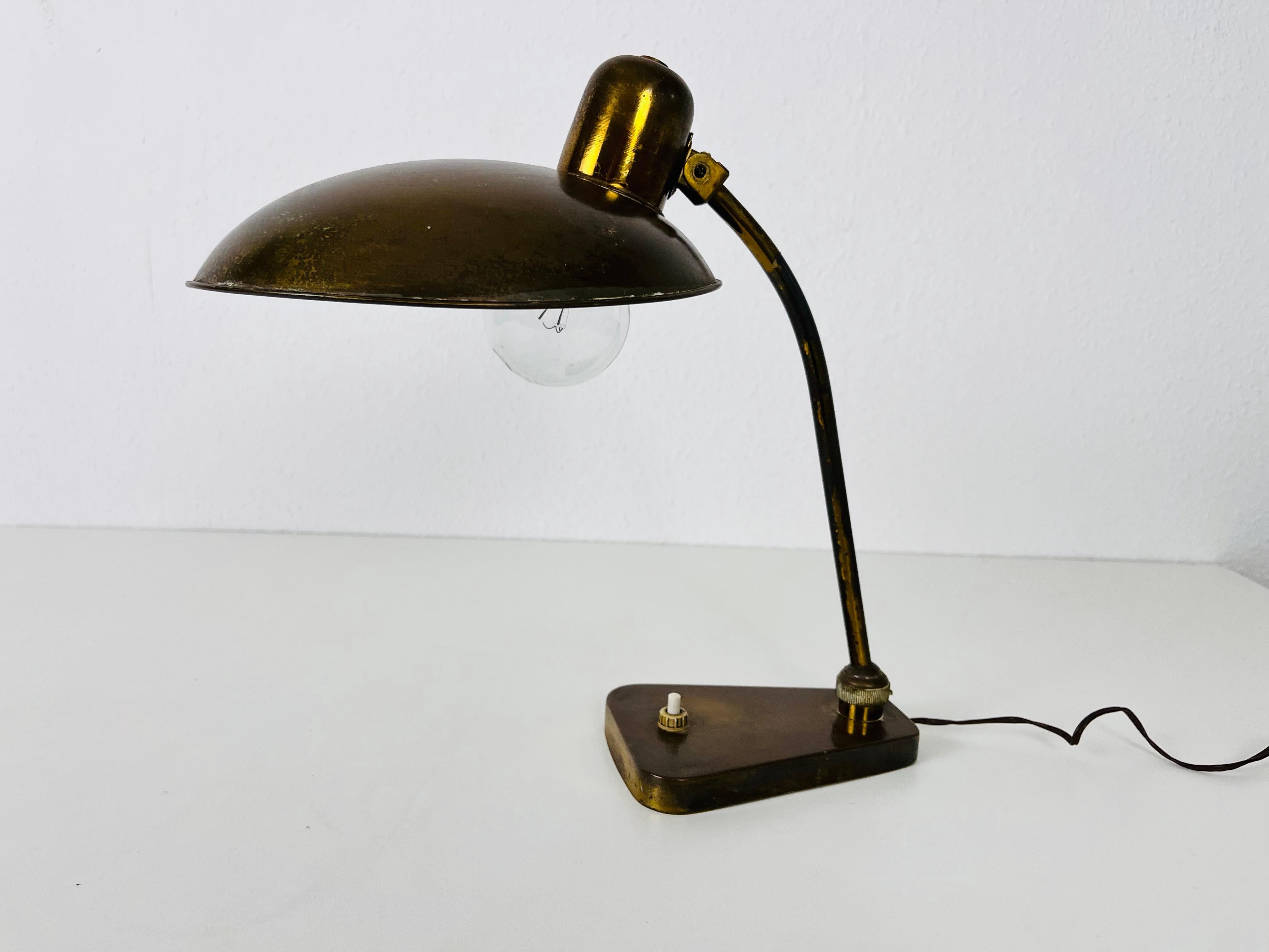 An Italian table lamp made in the 1960s. The lighting is made of brass.

The light requires one E27 (US E26) light bulb. Works with both 120/220V. Good vintage condition.

Free worldwide express shipping.