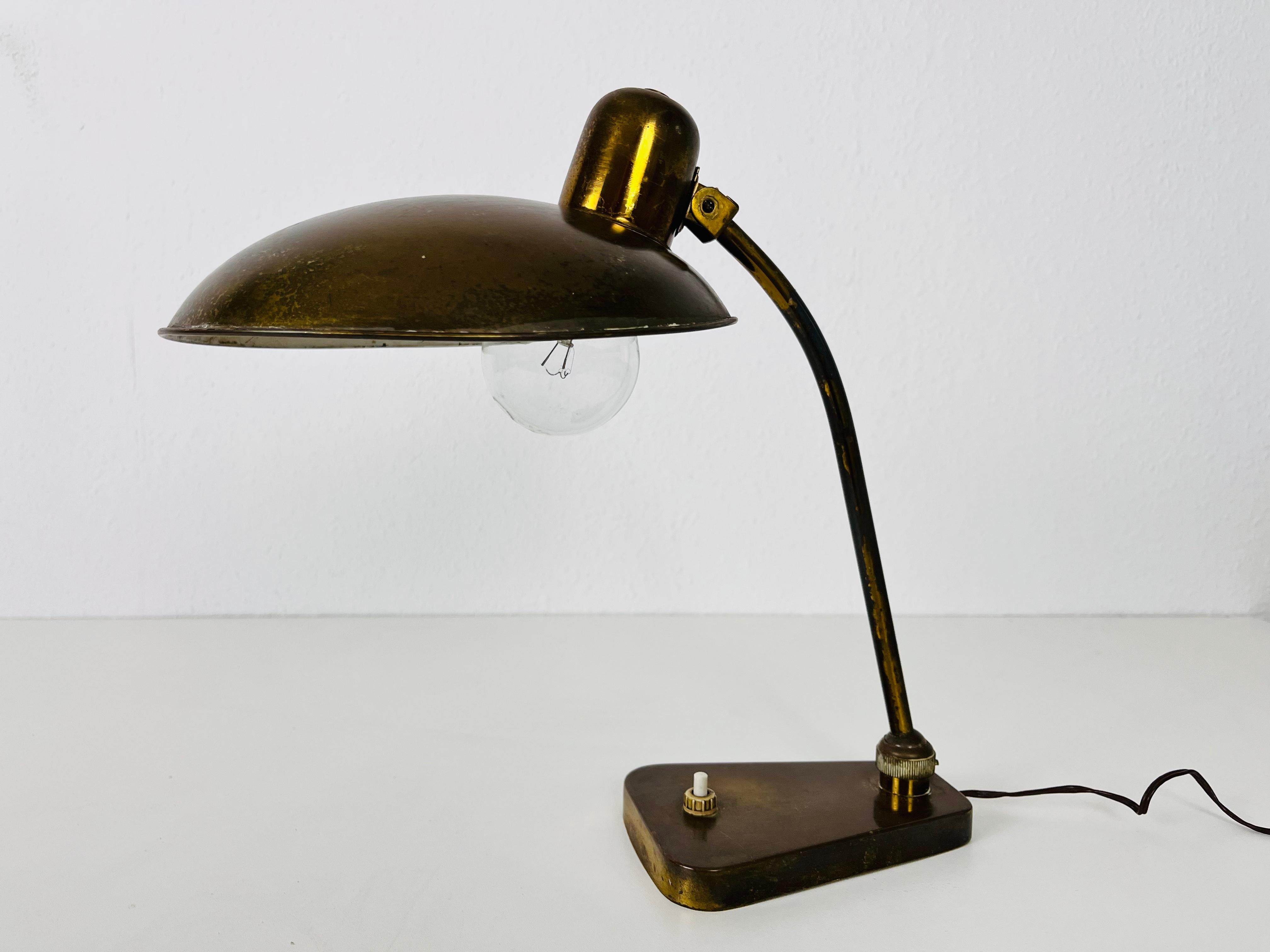Italienische Messing-Tischlampe, 1960er Jahre, Italien im Zustand „Gut“ im Angebot in Hagenbach, DE