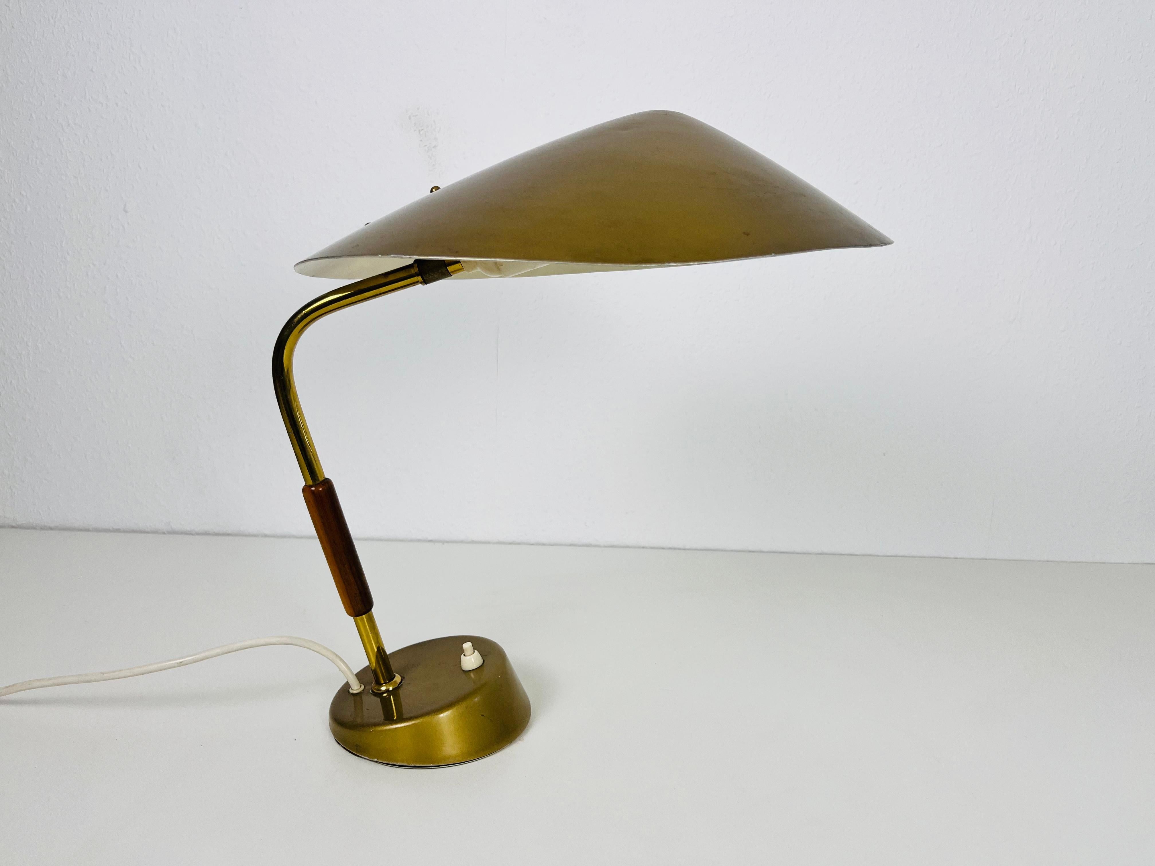 Italian Brass Table Lamp in the Style of Stilnovo, 1960s, Italy In Good Condition For Sale In Hagenbach, DE