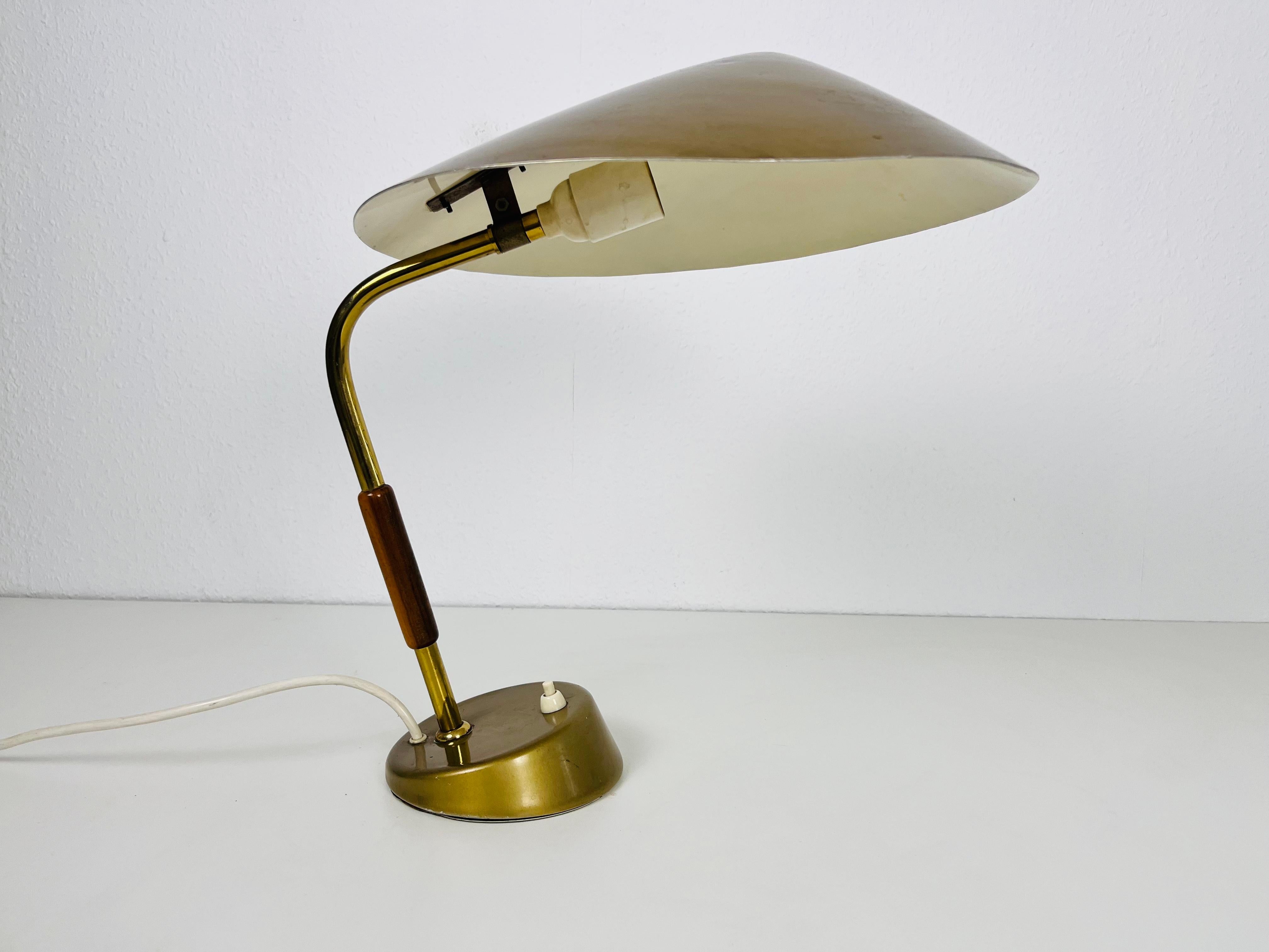 Italienische Tischlampe aus Messing im Stil von Stilnovo, 1960er Jahre, Italien (Mitte des 20. Jahrhunderts) im Angebot