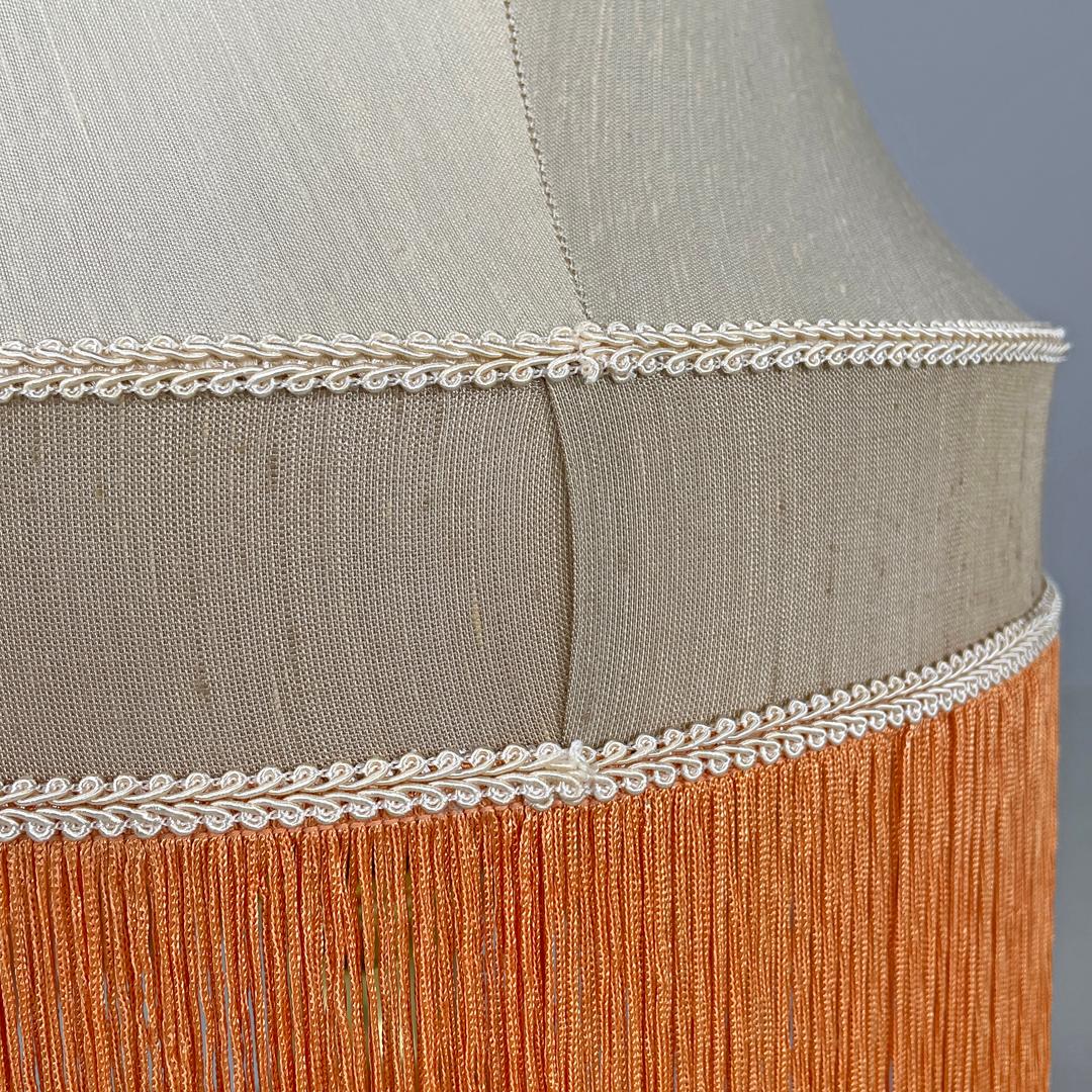 Lampada da tavolo italiana in ottone con paralume beige e frange arancioni, anni '80 in vendita 5