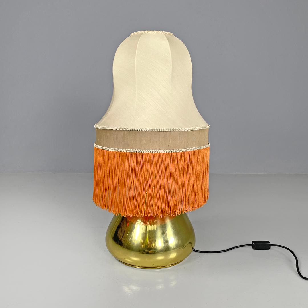 Italian brass table lamp with beige lampshade and orange fringes, 1980s In Good Condition For Sale In MIlano, IT