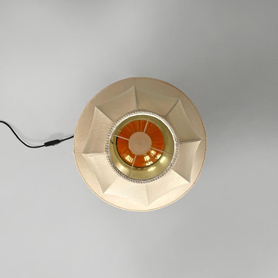 Metallo Lampada da tavolo italiana in ottone con paralume beige e frange arancioni, anni '80 in vendita