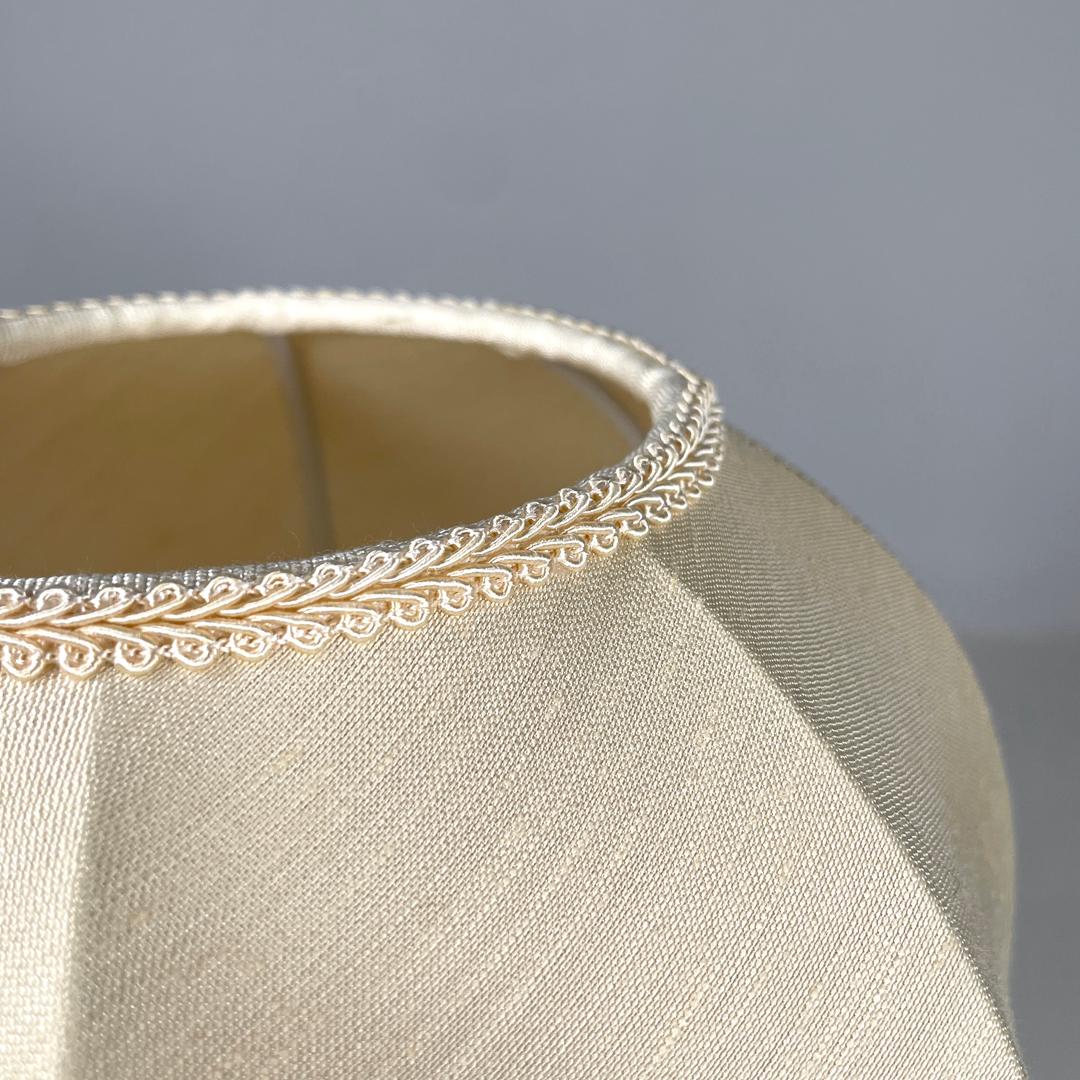 Lampada da tavolo italiana in ottone con paralume beige e frange arancioni, anni '80 in vendita 1