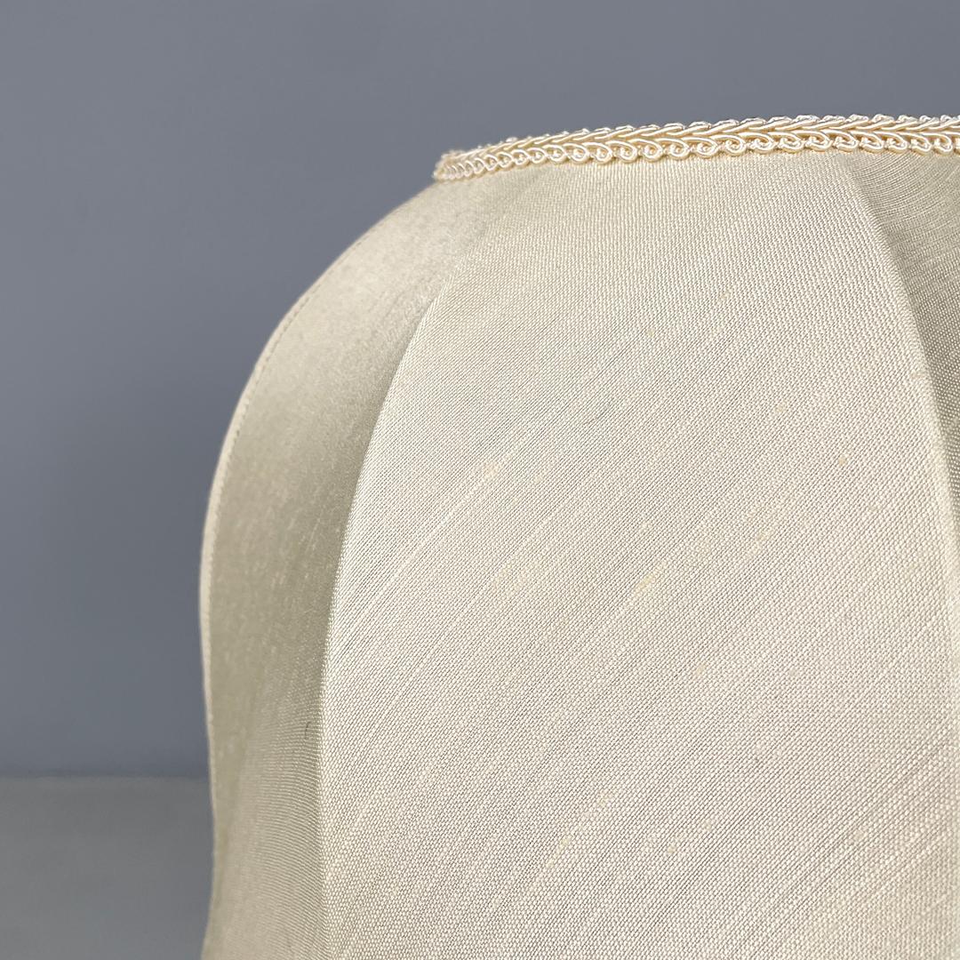 Lampada da tavolo italiana in ottone con paralume beige e frange arancioni, anni '80 in vendita 2