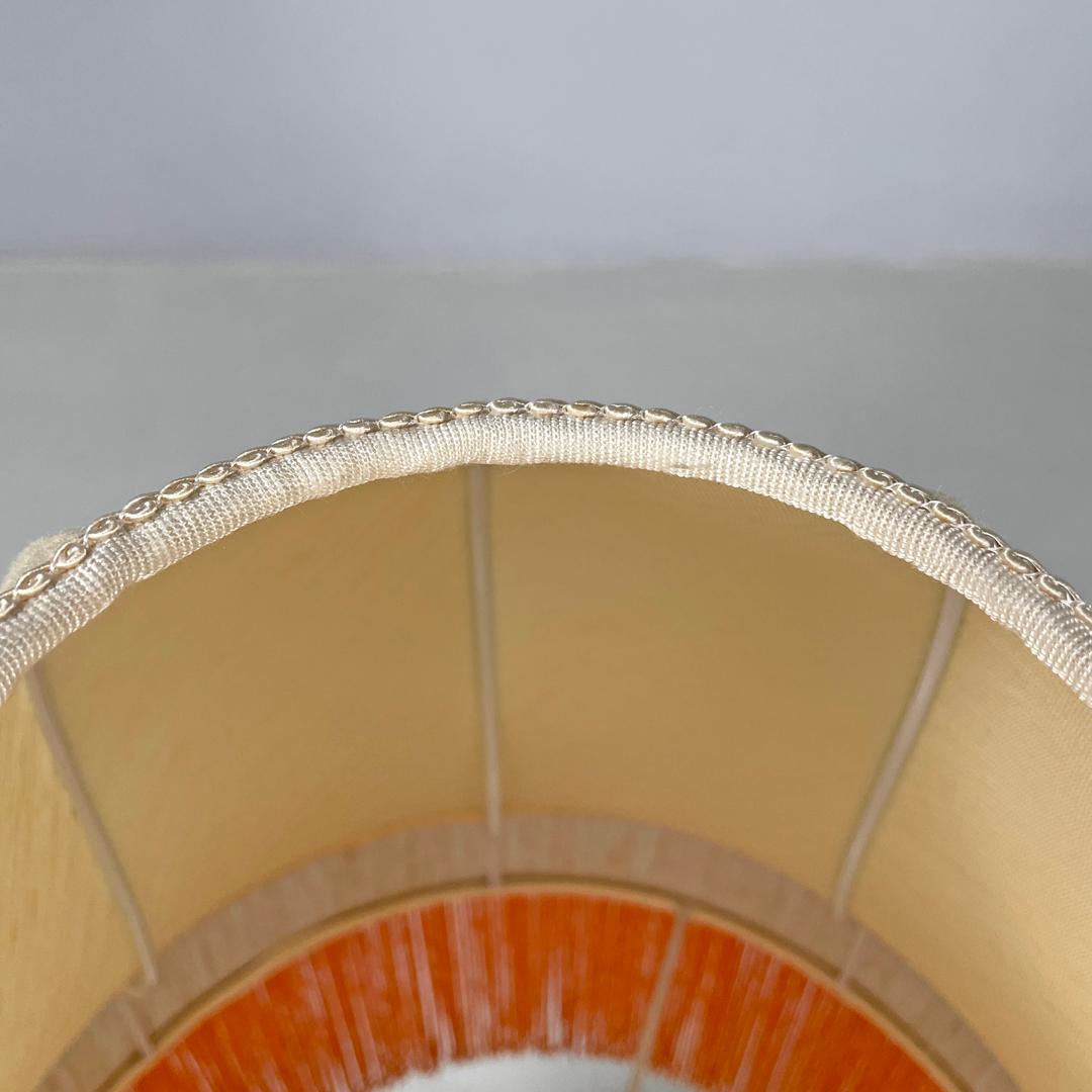 Lampada da tavolo italiana in ottone con paralume beige e frange arancioni, anni '80 in vendita 3