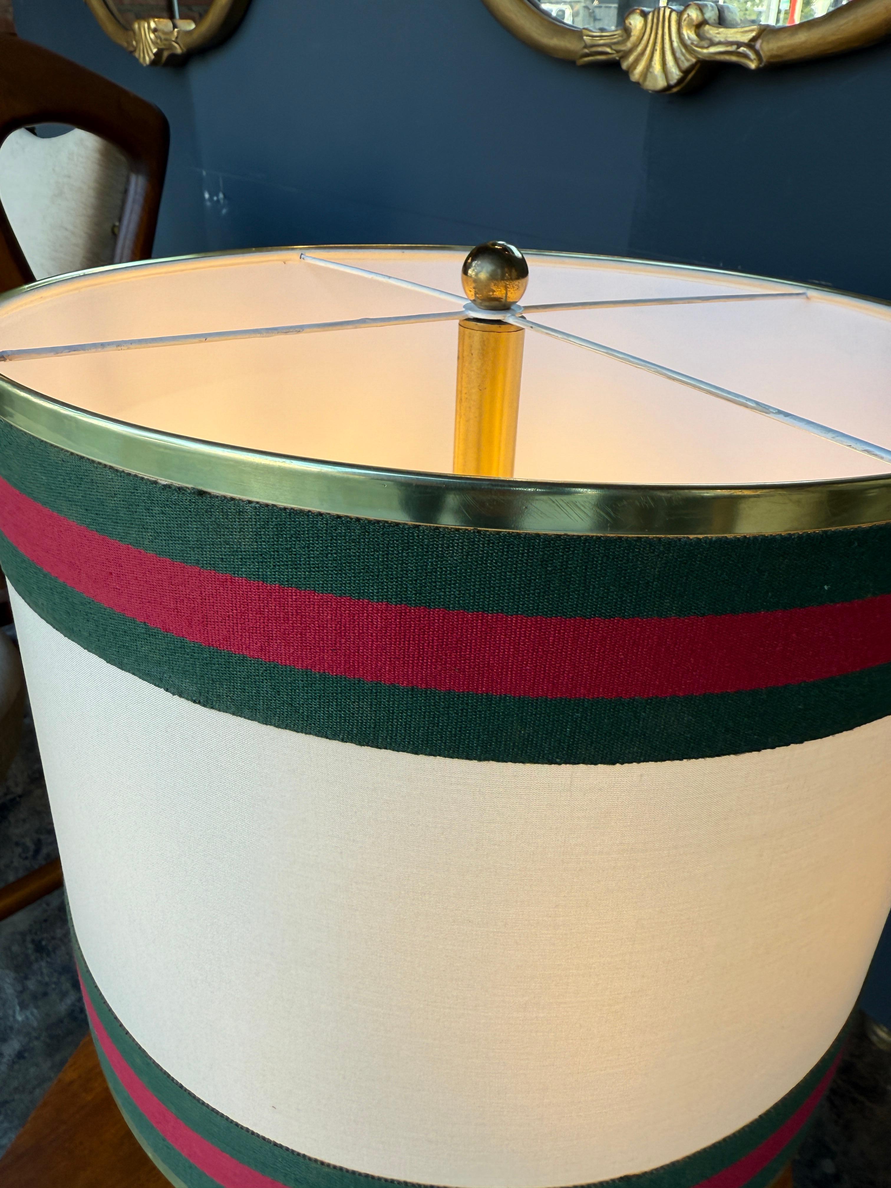 Moderno Lampada da tavolo italiana in ottone con paralume in tela. 1970s in vendita