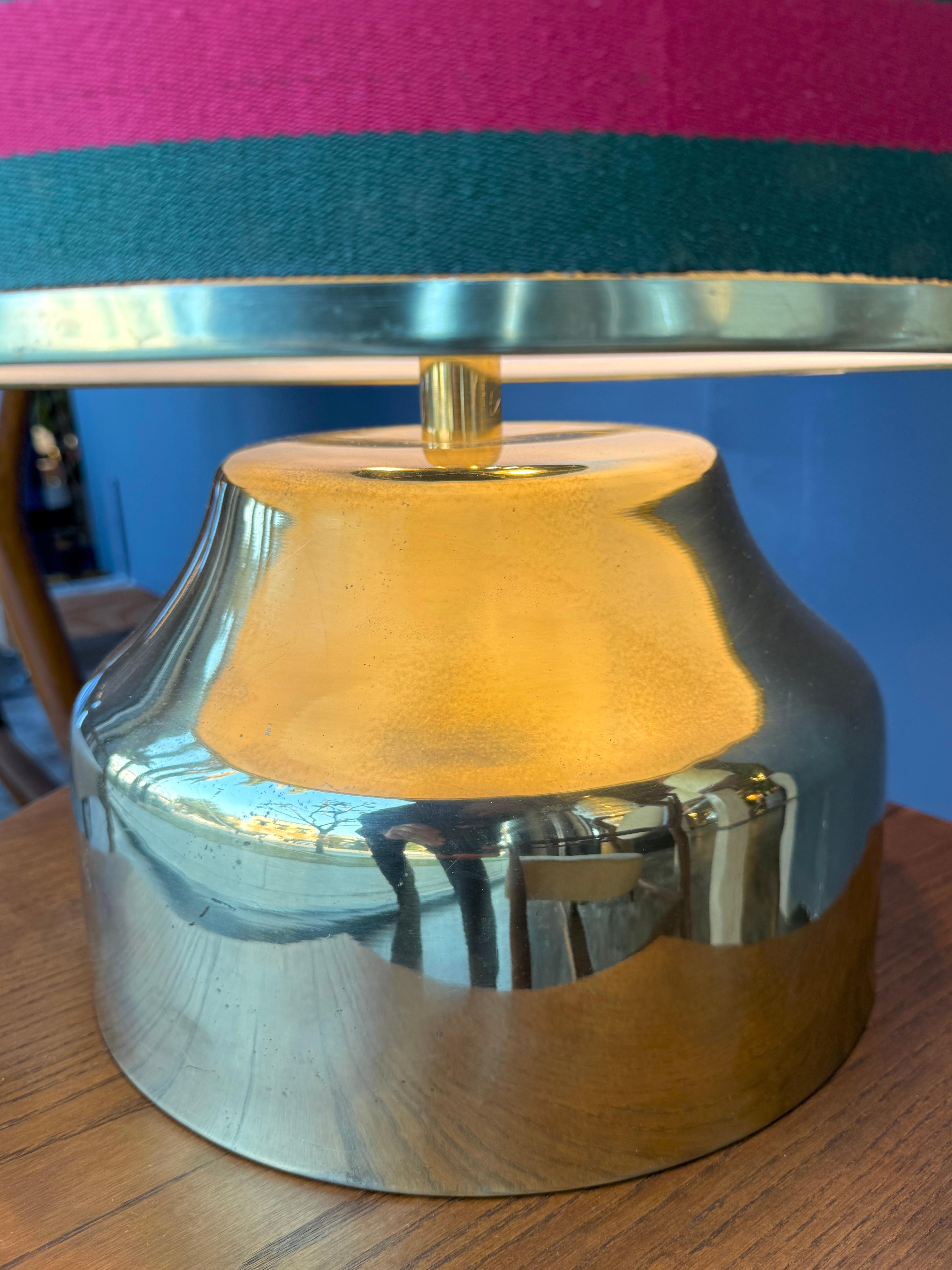 Italiano Lampada da tavolo italiana in ottone con paralume in tela. 1970s in vendita