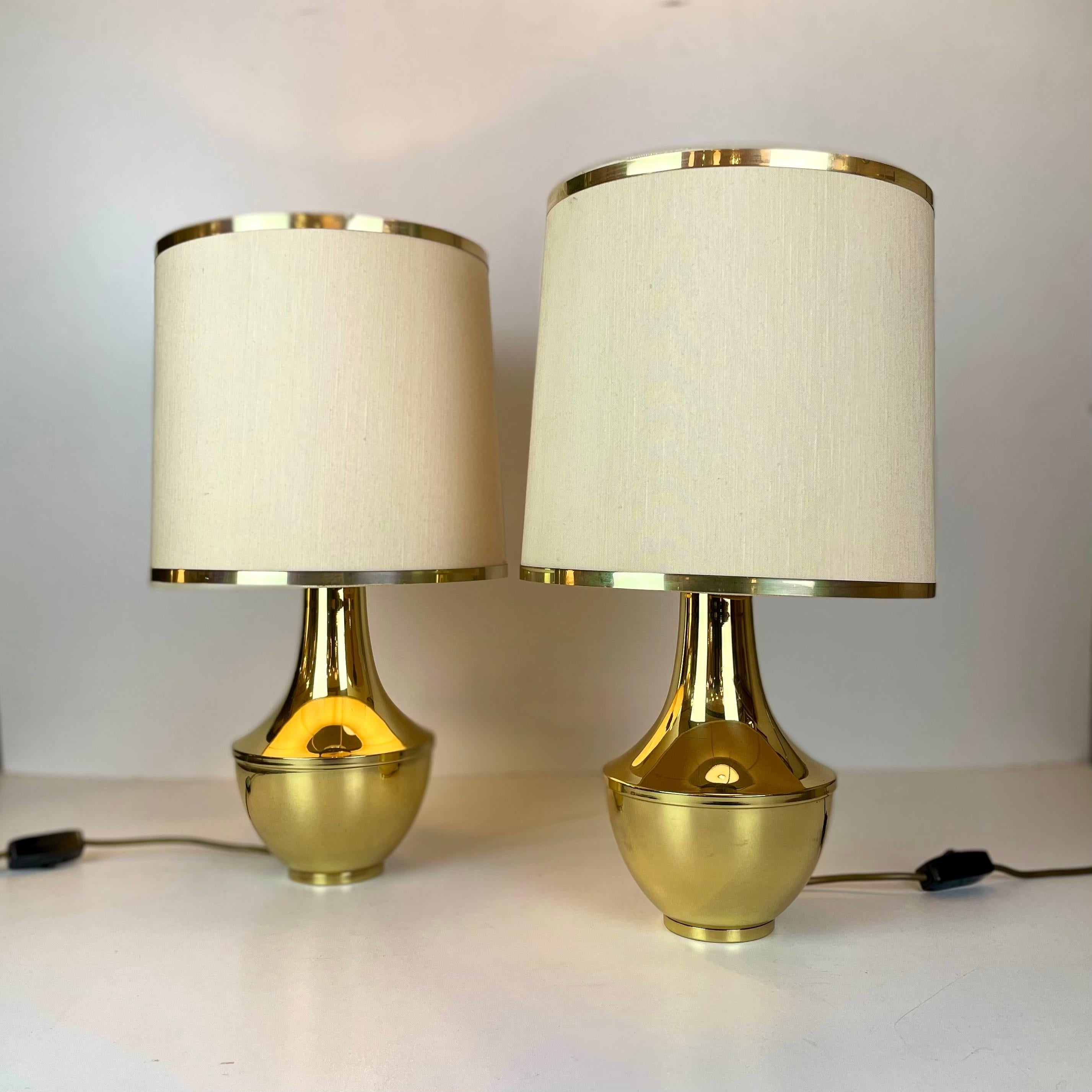 Paire de lampes de table italiennes en laiton avec abat-jour cerclé d'origine en laiton des années 1970.

Origine : Italie
Période de conception : années 1970
MATERIAL : laiton, tissu
Couleur : or, beige
Dimensions : H 50cm x D 27cm
Ensemble de 2