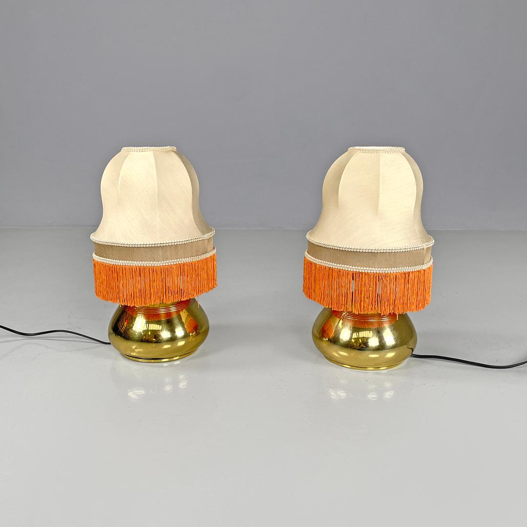 Italienische Messing-Tischlampen mit beigem Lampenschirm und orangen Fransen, 1980er Jahre im Zustand „Gut“ im Angebot in MIlano, IT