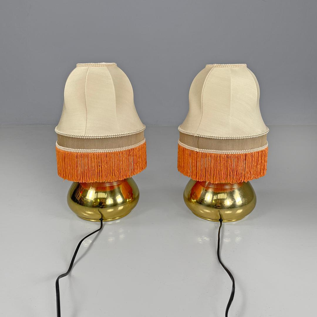 Italienische Messing-Tischlampen mit beigem Lampenschirm und orangen Fransen, 1980er Jahre (Metall) im Angebot