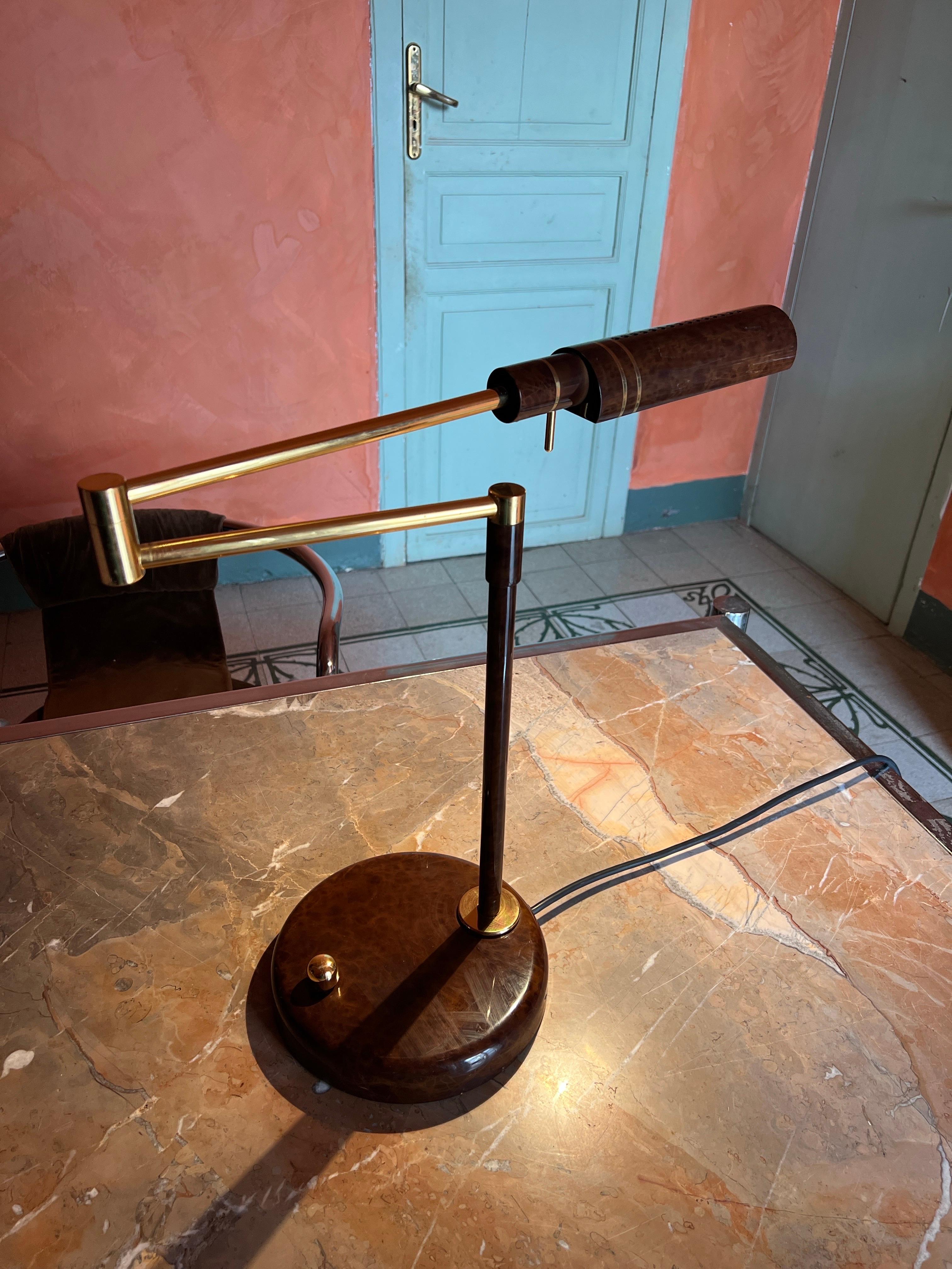 Lámpara de sobremesa italiana de latón de Fratelli Martini, años 70

Una elegante y funcional lámpara de sobremesa italiana de Fratelli Martini de los años setenta. La lámpara presenta una estructura de latón con una hermosa base lacada y una