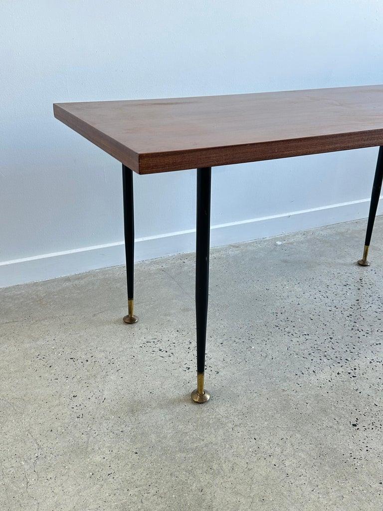 Mid-Century Modern Table basse ou d'appoint italienne en laiton et bois de teck en vente