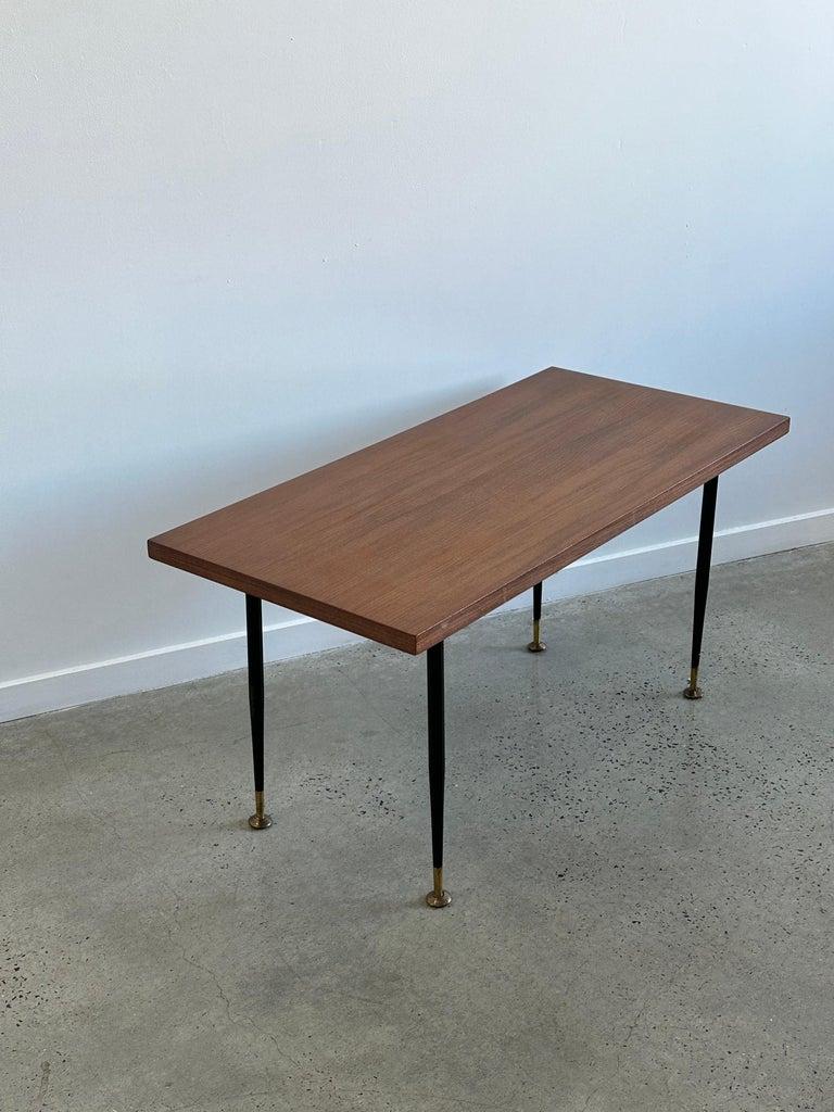 Fait main Table basse ou d'appoint italienne en laiton et bois de teck en vente