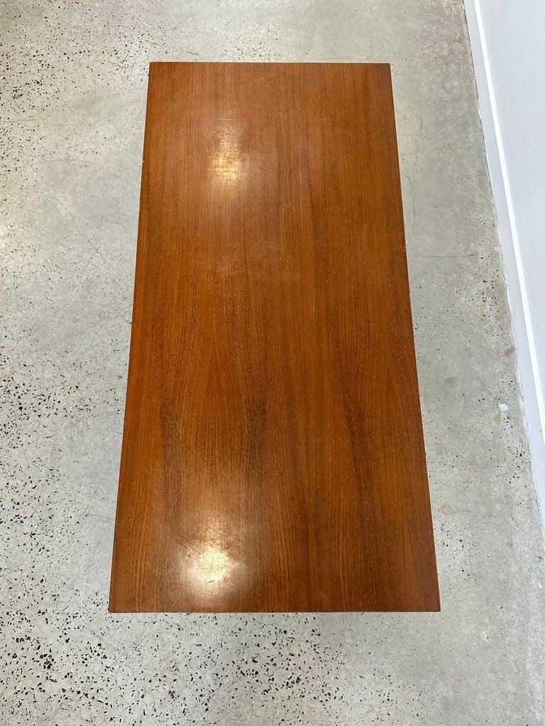 Milieu du XXe siècle Table basse ou d'appoint italienne en laiton et bois de teck en vente
