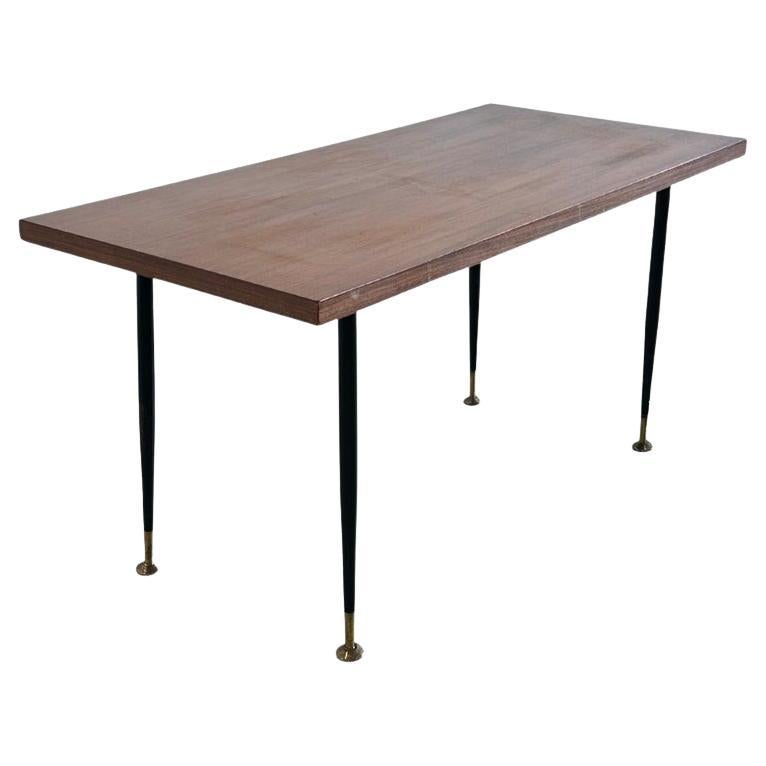 Table basse ou d'appoint italienne en laiton et bois de teck en vente