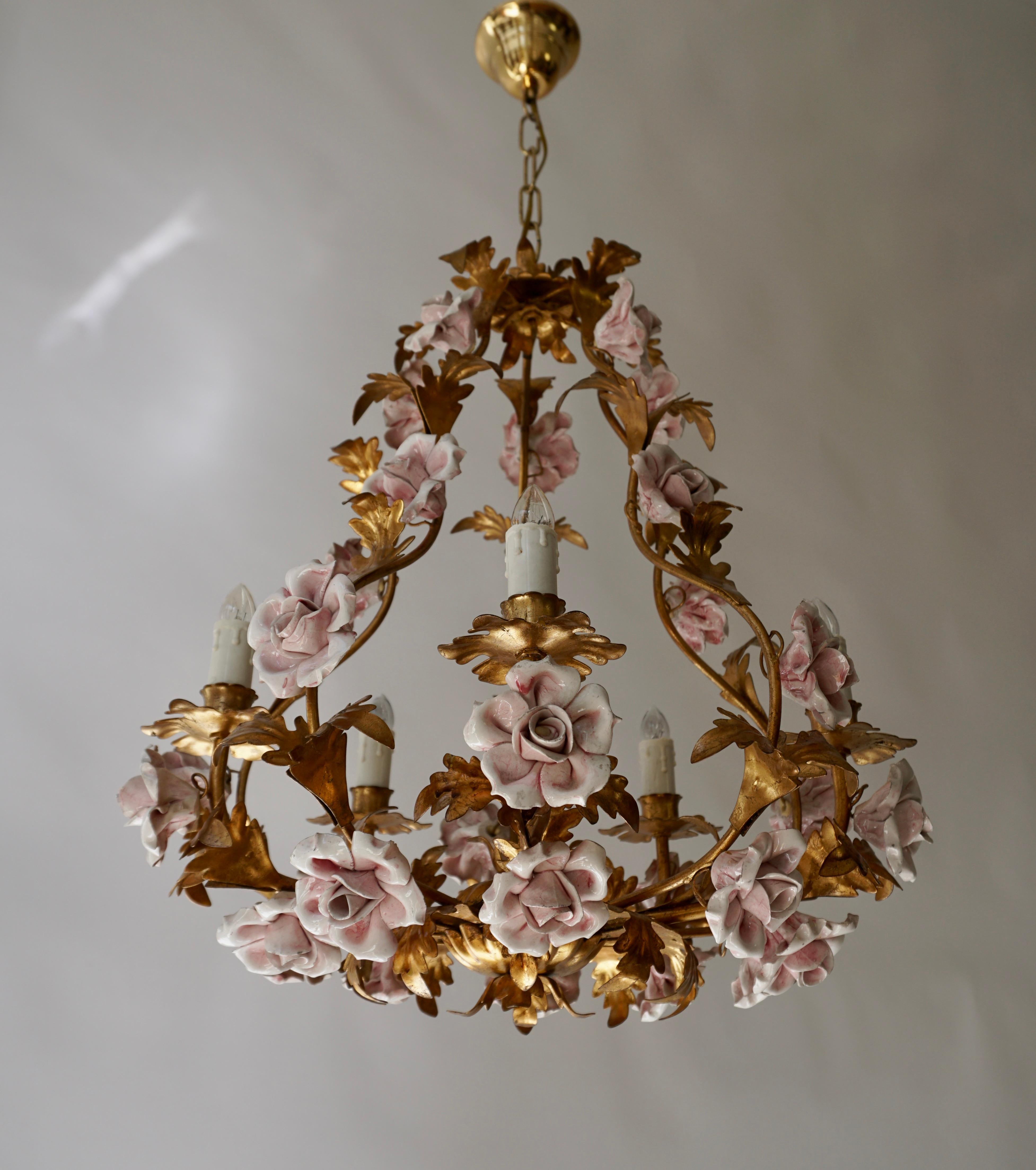 Italian Brass Tole Chandelier with Yellow Porcelain Flowers In Good Condition In Antwerp, BE