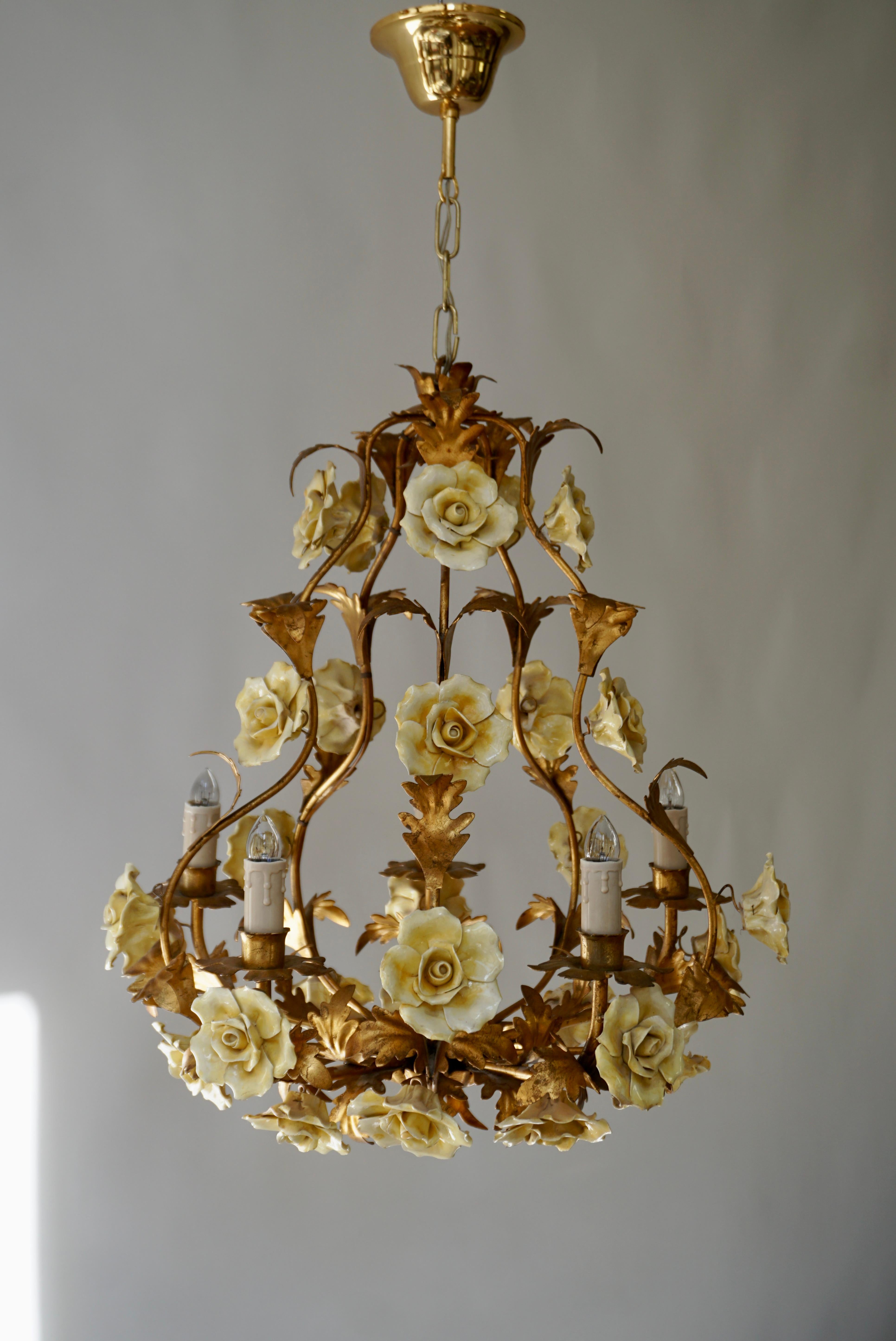 Italian Brass Tole Chandelier with Yellow Porcelain Flowers In Good Condition For Sale In Antwerp, BE