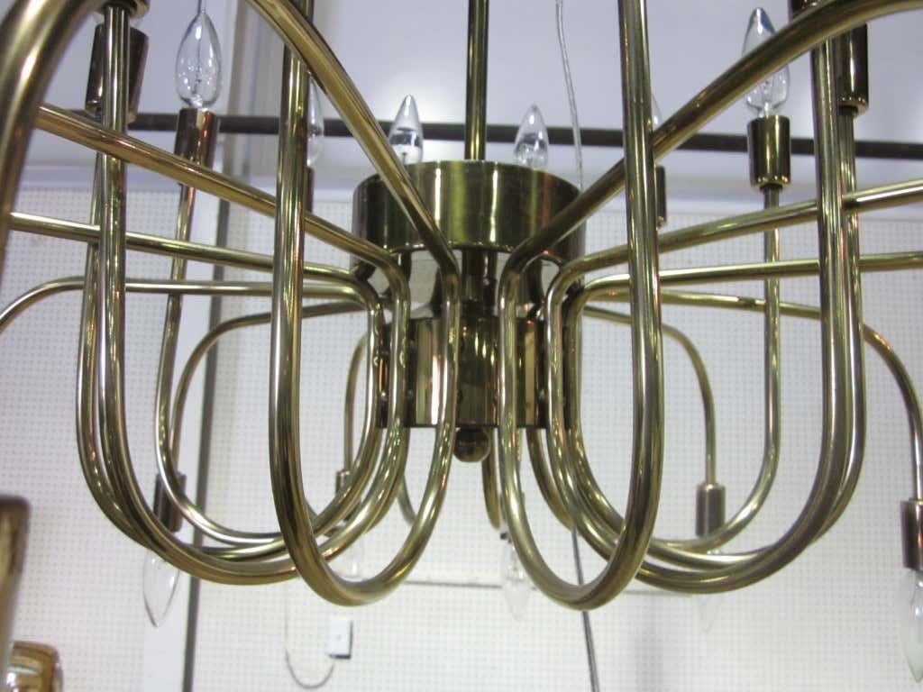 Milieu du XXe siècle Lustre italien à vingt-quatre bras en laiton, à la manière de Gino Sarfatti en vente