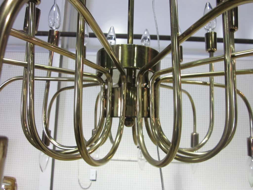 Mid-20th Century Italian Brass Twenty-Four-Arm Chandelier, Manner of Gino Sarfatti For Sale