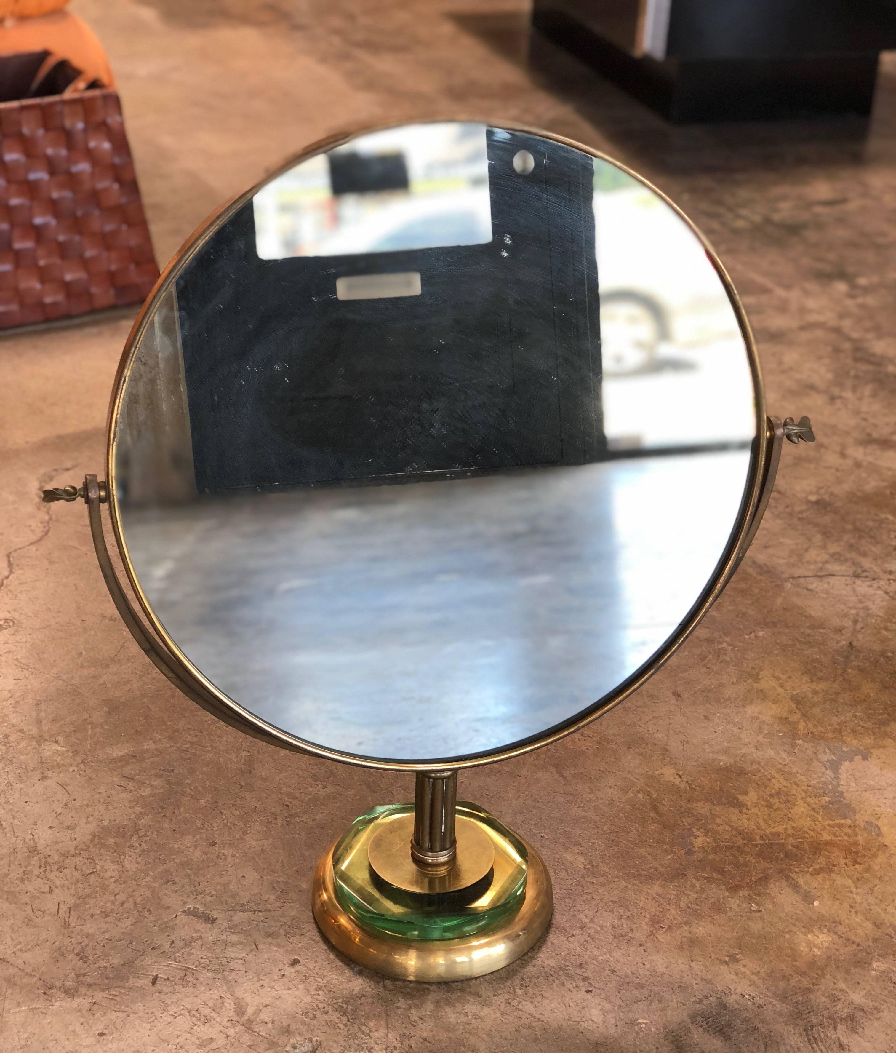 Italian big table mirror in brass pivoting vanity mirror with arrow motif fittings, 1934.