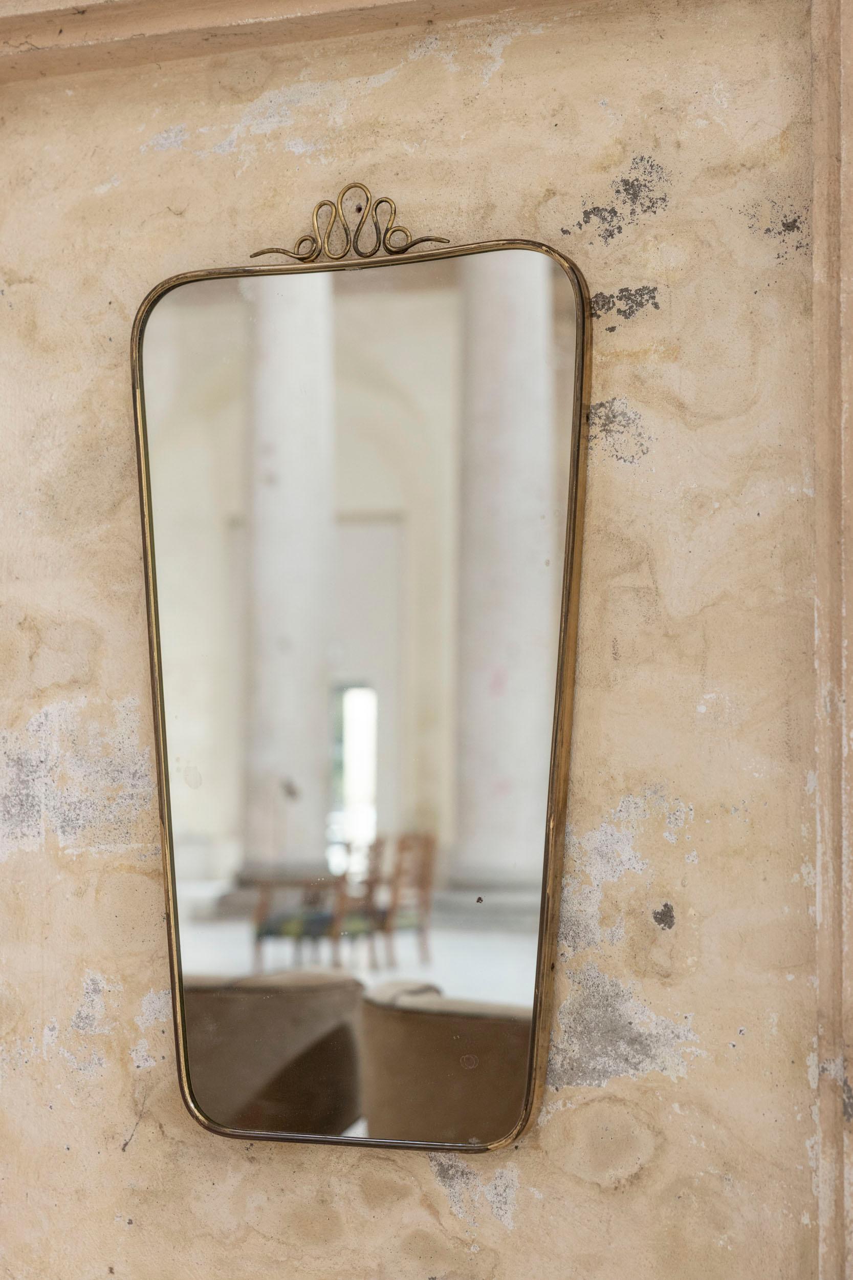 Italian wall mirror with gilded brass frame, in the Style of Gio Ponti, circa 1950
Refined Italian wall mirror dating from around 1950, featuring a sculptural gilded brass frame with elegant detailing, reminiscent of the sophisticated aesthetic of