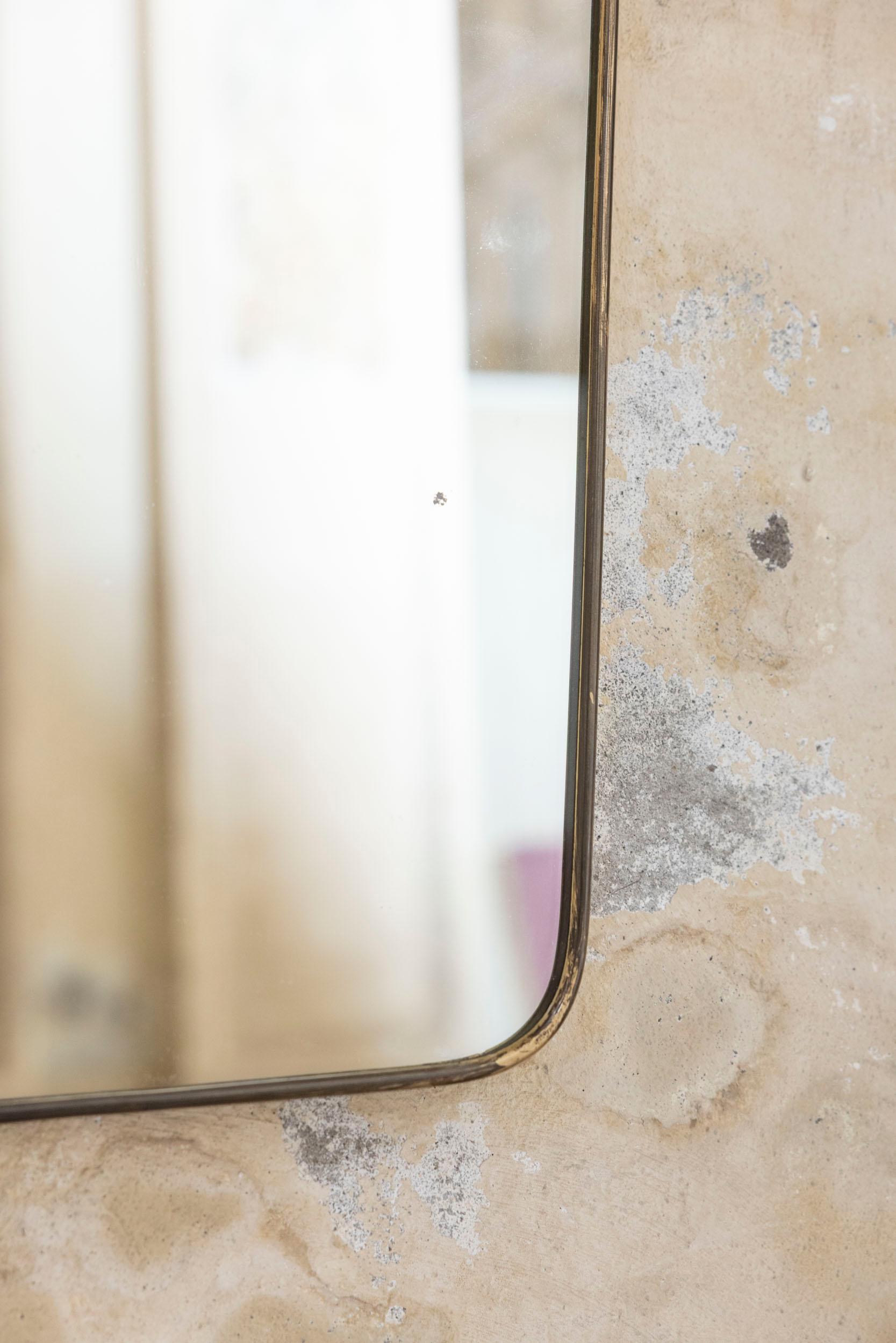 Italian brass wall mirror attributed to Gio Ponti In Excellent Condition For Sale In Piacenza, Italy