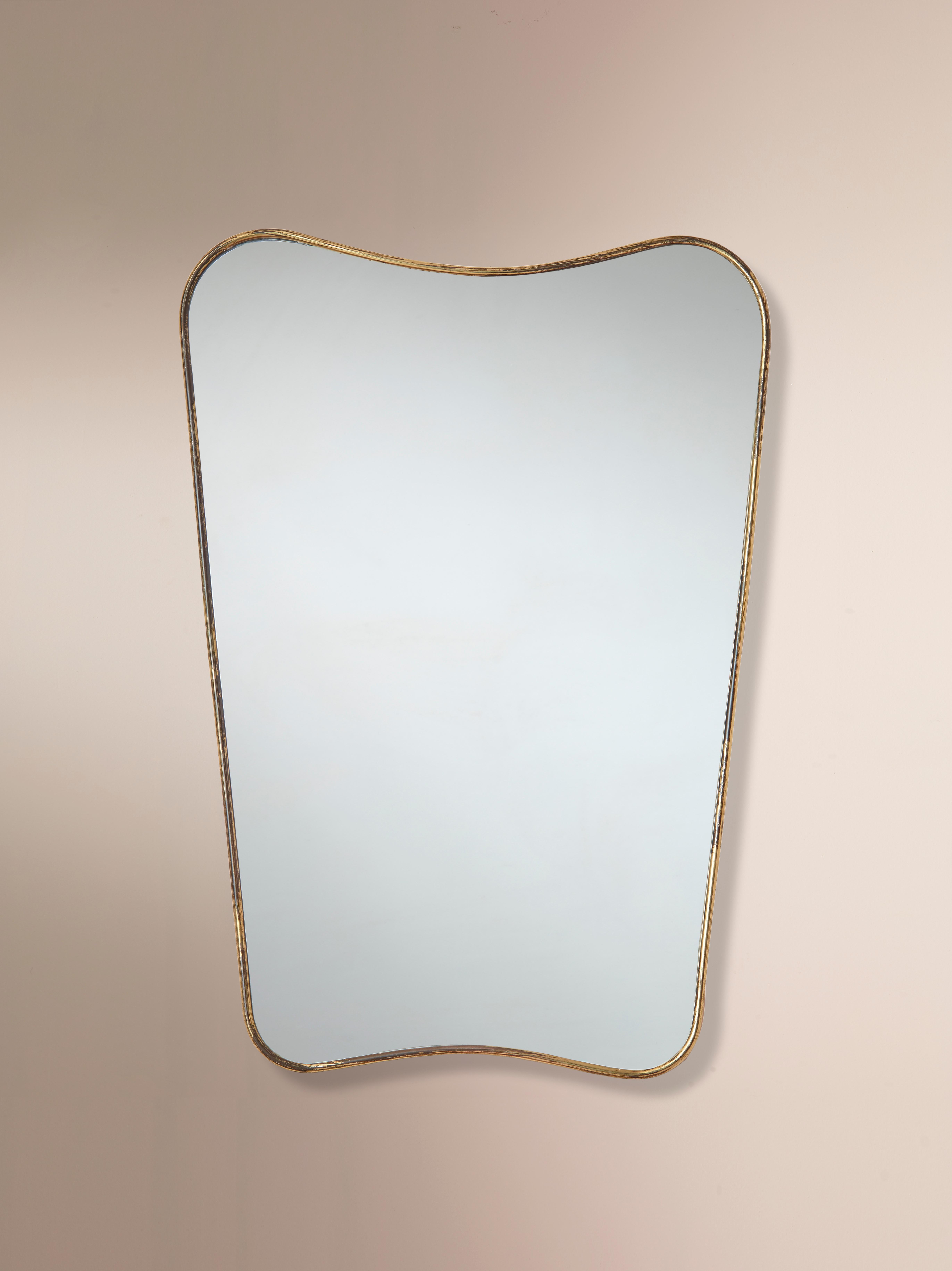 An Italian brass wall mirror from the 1960s with simple yet sophisticated, harmonious lines.

This Italian brass mirror is in good vintage condition. The brass has aged beautifully, showcasing its great patina with some oxidations that give it