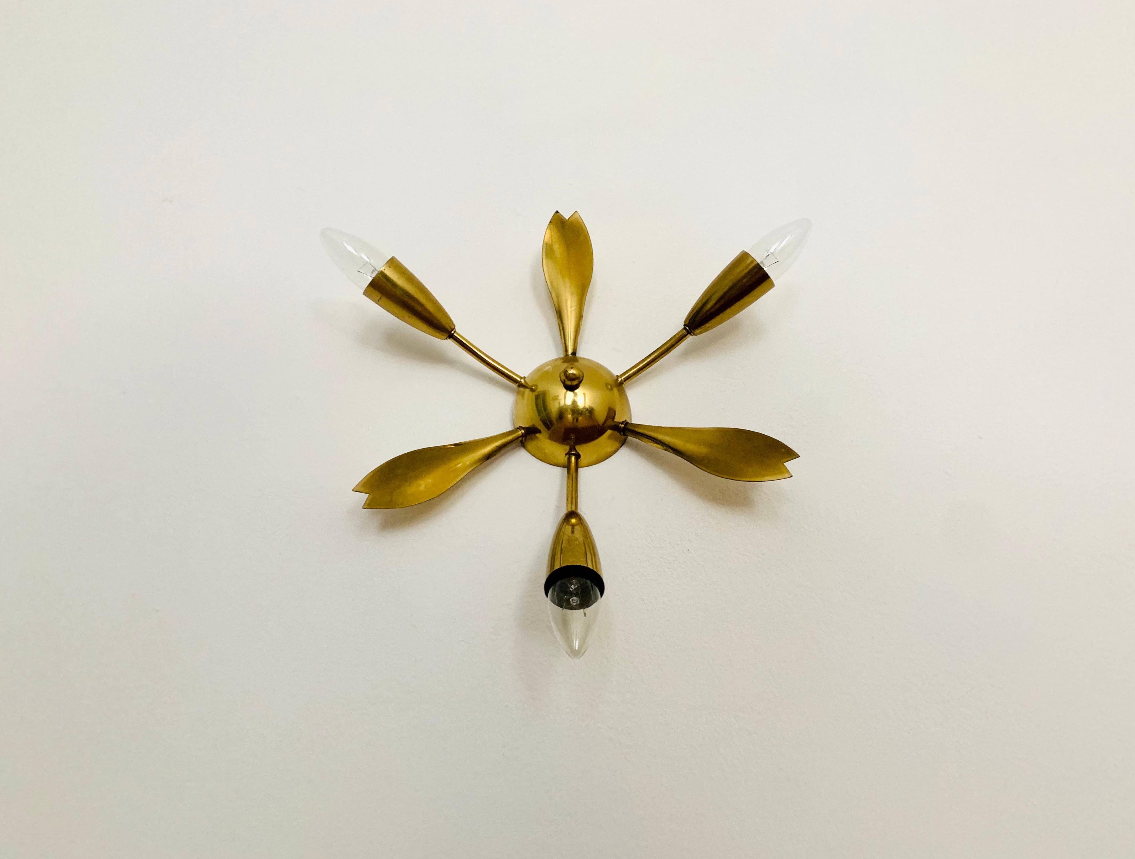 Exceptionally beautiful Italian wall or ceiling lamp from the 1950s.
Very decorative and of high quality.
Wonderful design and an asset to any home.

Condition:

Very good vintage condition with slight signs of wear consistent with age.
The metal