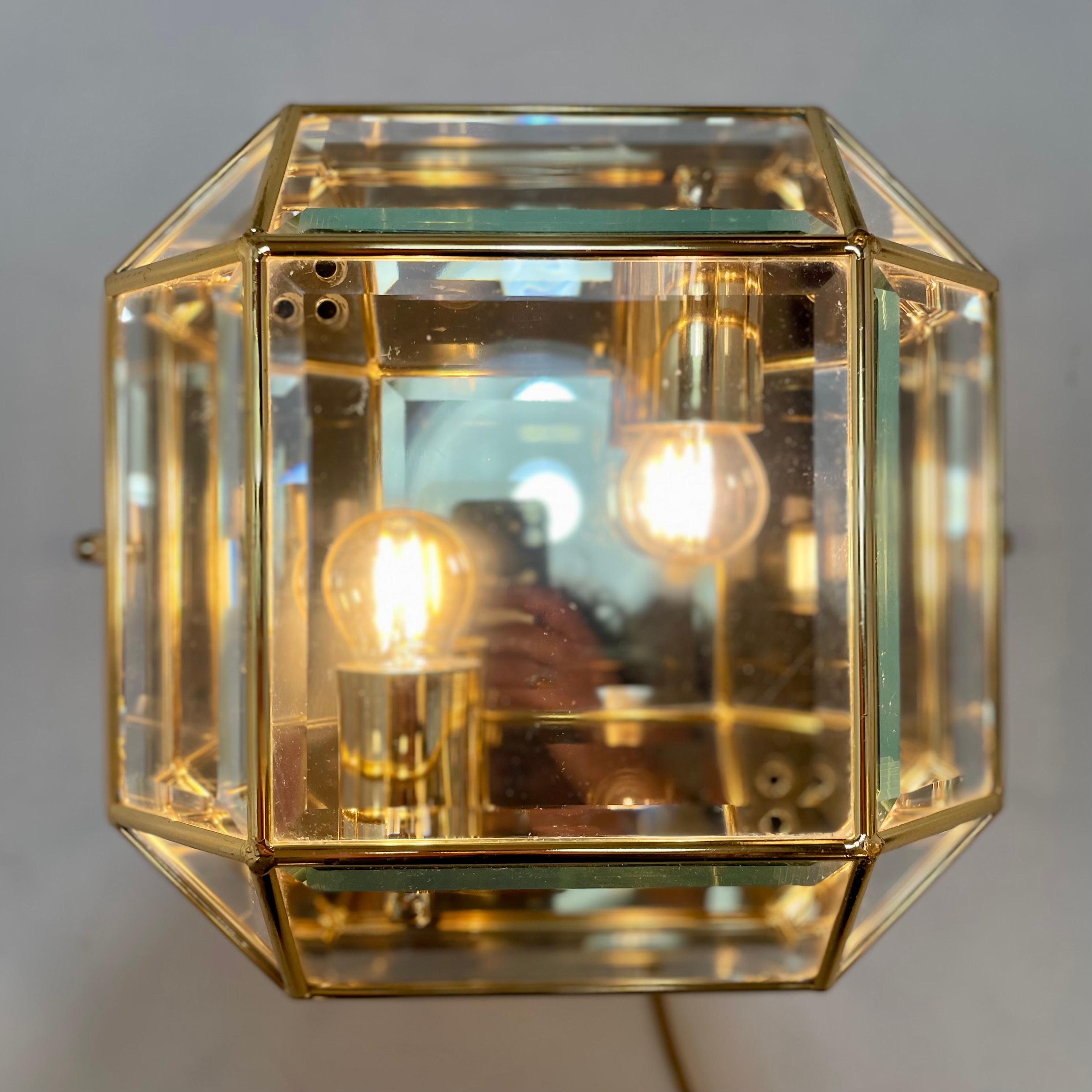 Italian Hollywood regency sconce, wall lamp in brass and beveled glass from the 1980s.
-
Origin : Italy
Design period : 1980
Materials : brass, glass
Color : gold
Dimensions : H 26cm x L26 cm x D 14cm