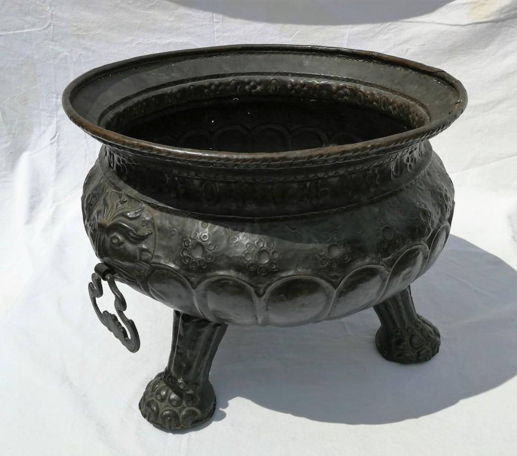 Brazier in burnished copper decorated with motifs depicting 