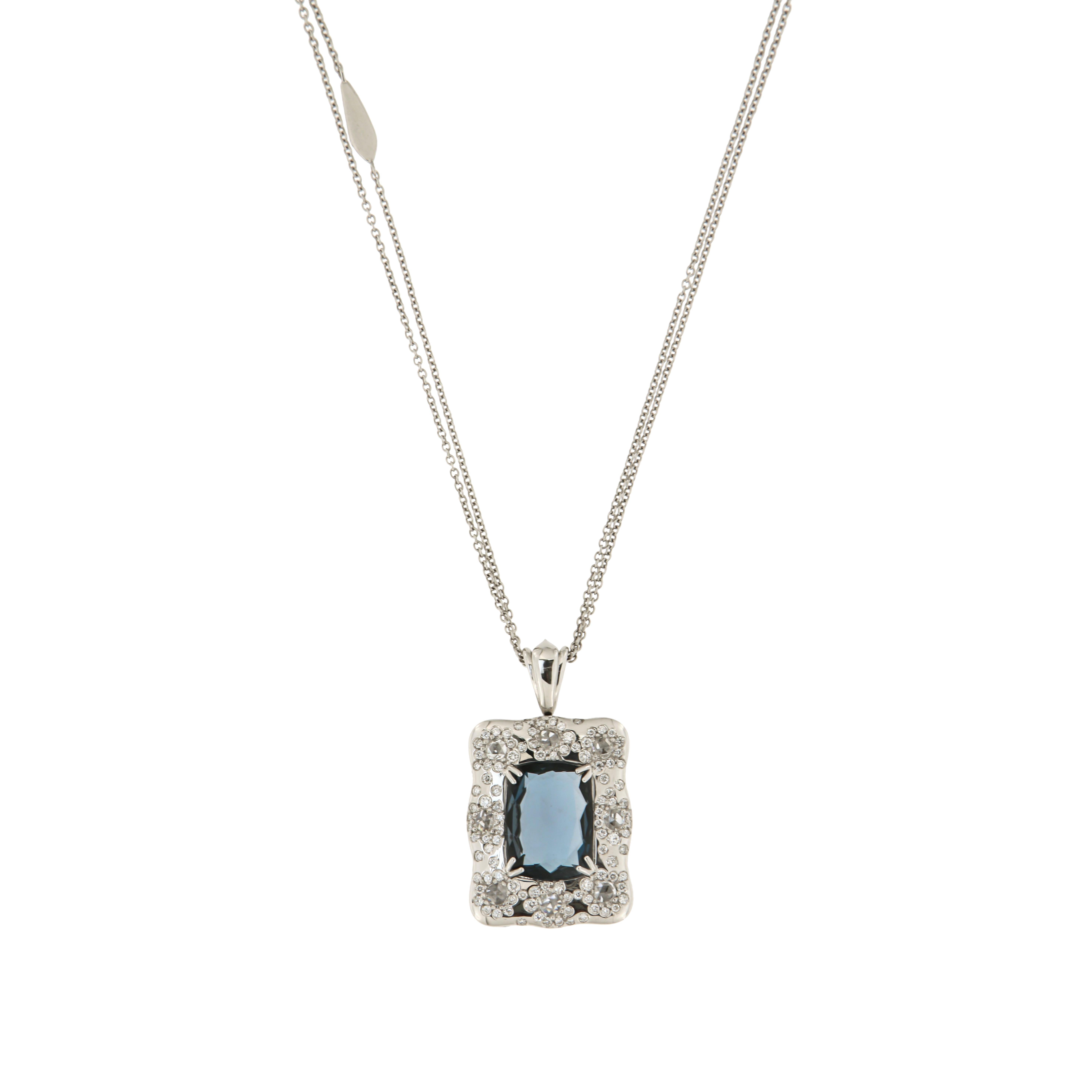 Boucles d'oreilles en or blanc 18 carats (bague et collier assortis disponibles)
Diamant 0,22 ct
Topaze bleue de Londres 

Poids 13,3 grammes


Forte de l'héritage des anciennes traditions de la haute joaillerie suisse, NATKINA est une marque de