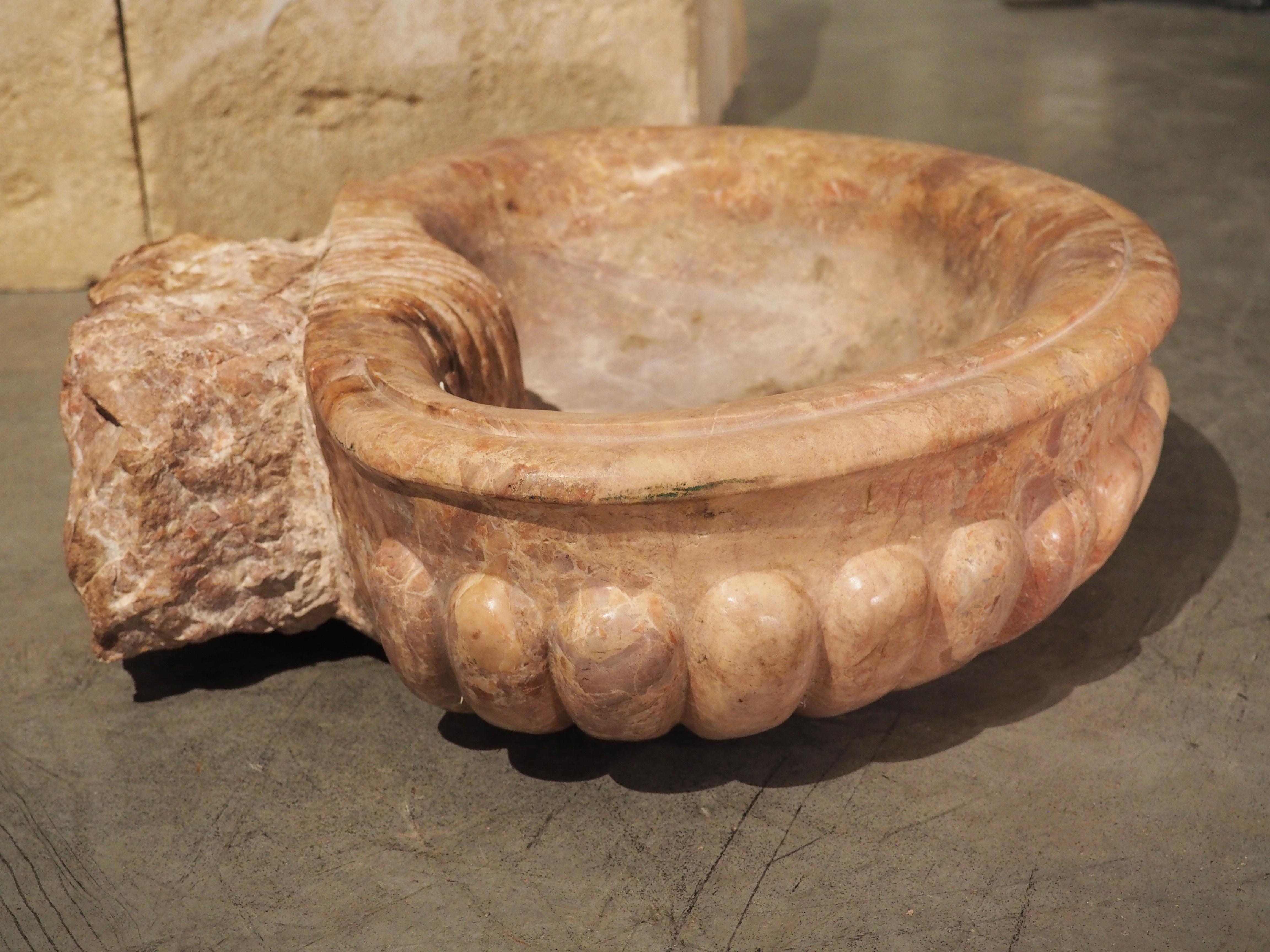 Dieses Marmorbecken wurde von Hand aus wunderschönem Breccia-Pernice-Marmor geschnitzt. Breccia pernice wird in Verona, im Nordosten Italiens, abgebaut und ist wie alle Breccia-Marmore für seine großen, kantigen Einschlüsse bekannt. Unser Becken hat