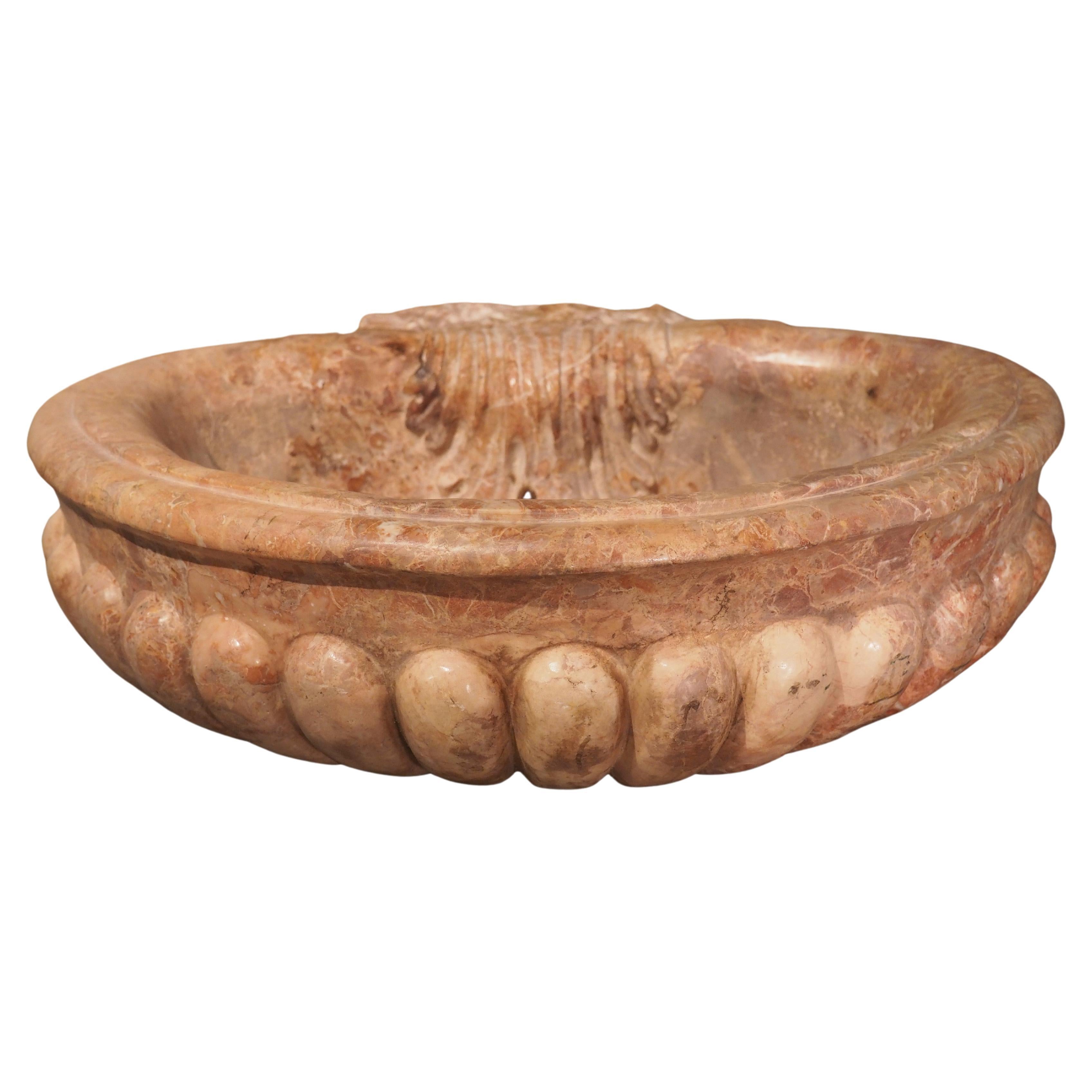 Basin lobé italien en marbre sculpté de Breccia Pernice avec motif de feuillage en vente