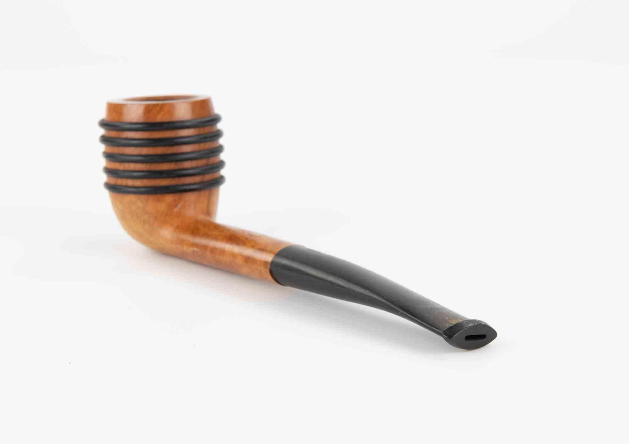 Cette étonnante pipe en bruyère italienne est un bel exemple de l'ingéniosité du design du milieu du XXe siècle, alliant l'artisanat traditionnel à une touche de modernisme. Le bol, fabriqué à partir de bruyère de qualité, est fini dans une chaude