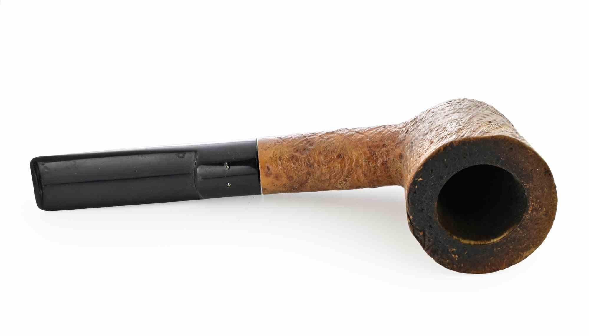 Pipe à fumer en bois de bruyère finement ouvragée, marquée Sablé d'Or et fabriquée à la main en Italie. La Nature présente une finition naturelle et rustique dans des tons bruns chauds, avec une forme cylindrique légèrement effilée. La tige porte
