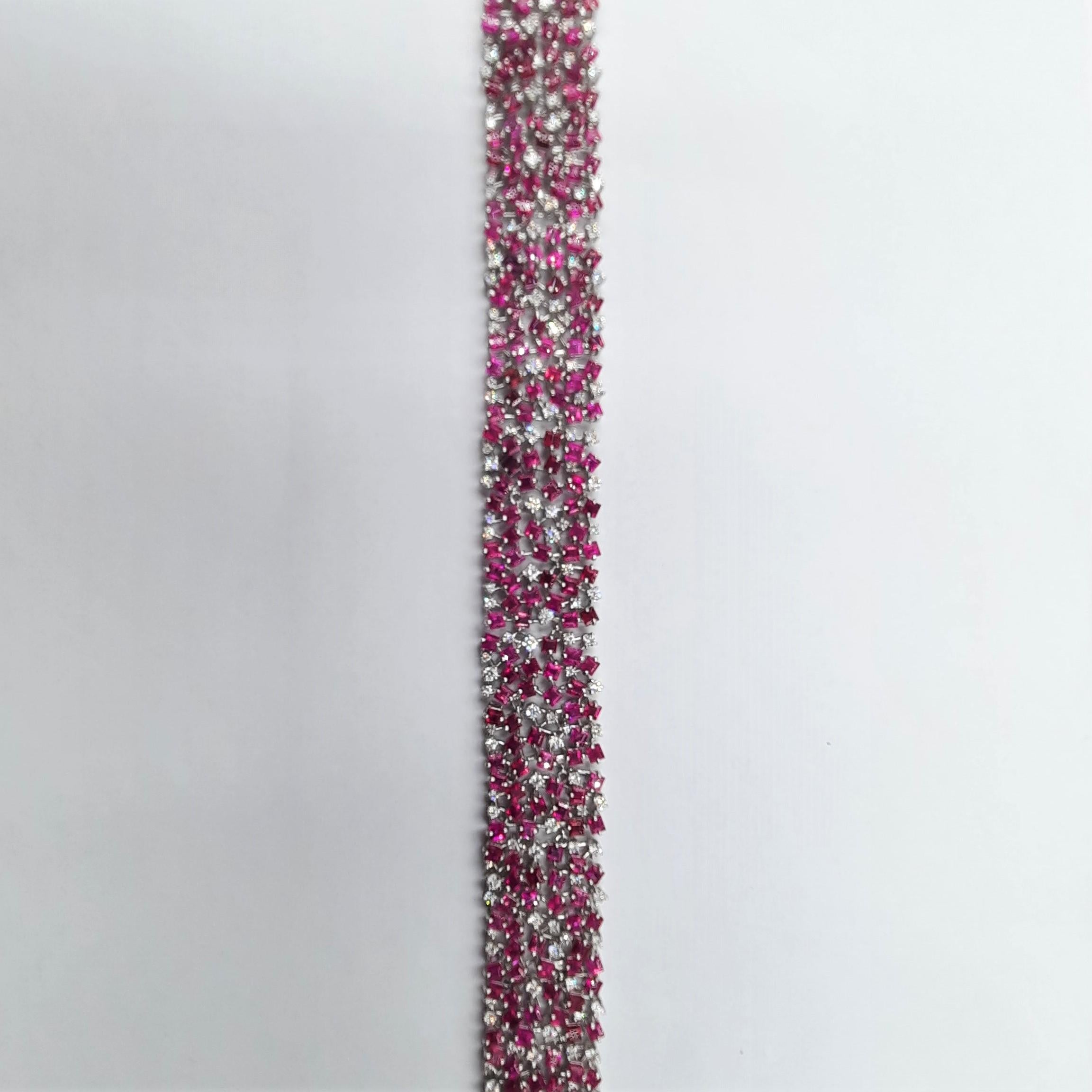 Exceptionnel et élégant bracelet italien en diamants taille brillant (3,09 carats), rubis (22,93 carats) et or blanc 18 carats (36,9 grammes).