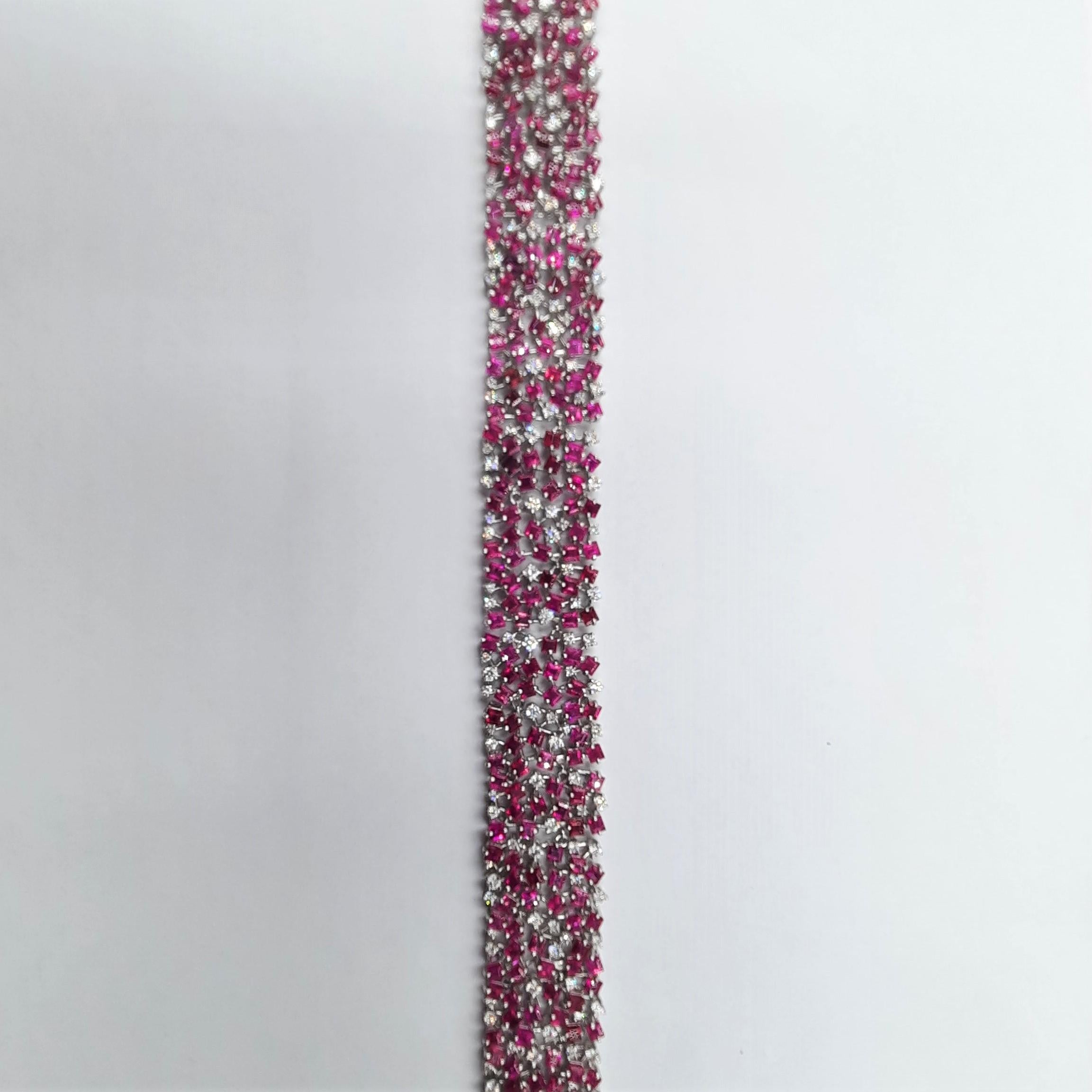 Außergewöhnliches und elegantes Armband aus italienischen Diamanten im Brillantschliff (3,09 Karat), Rubin (22,93 Karat) und 18 Karat Weißgold (36,9 Gramm).