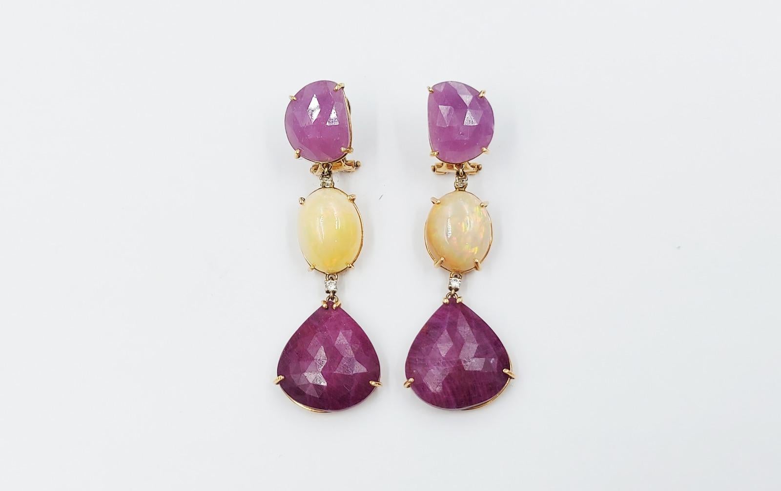 Contemporain Boucles d'oreilles italiennes en or jaune 18 carats avec diamants taille brillant, rubis et opale en vente