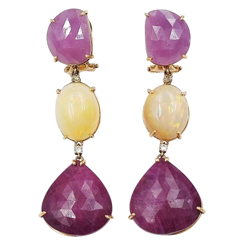 Boucles d'oreilles italiennes en or jaune 18 carats avec diamants taille brillant, rubis et opale