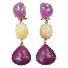 Boucles d'oreilles italiennes en or jaune 18 carats avec diamants taille brillant, rubis et opale