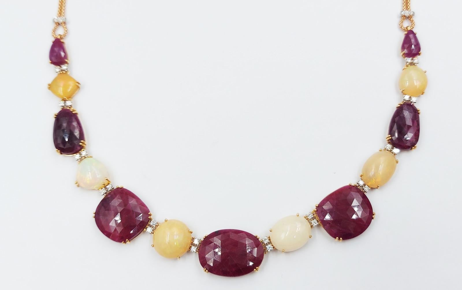 Italienische Halskette aus 18 Karat Gelbgold mit Diamanten im Brillantschliff und Rubin-Opal (Zeitgenössisch) im Angebot