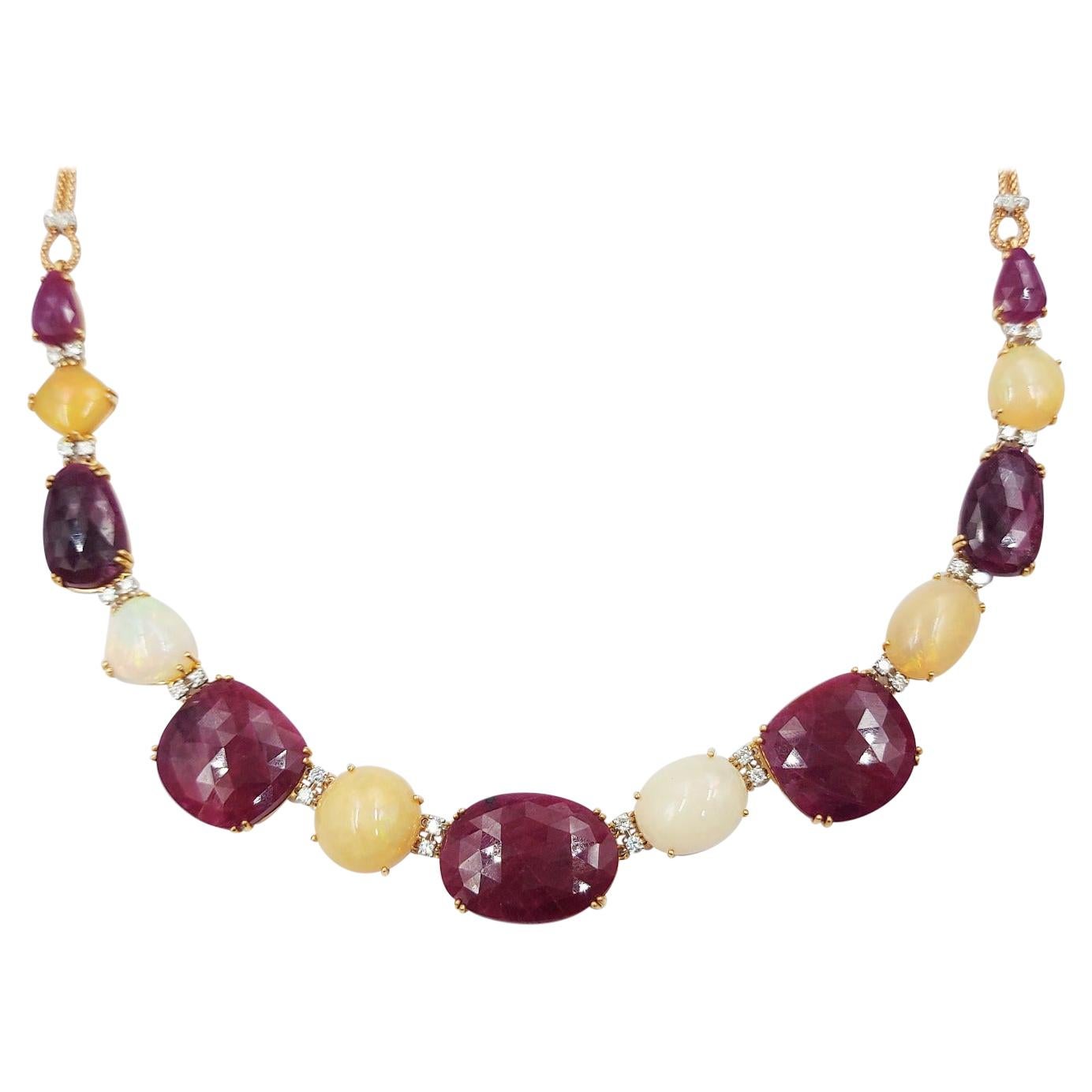 Italienische Halskette aus 18 Karat Gelbgold mit Diamanten im Brillantschliff und Rubin-Opal