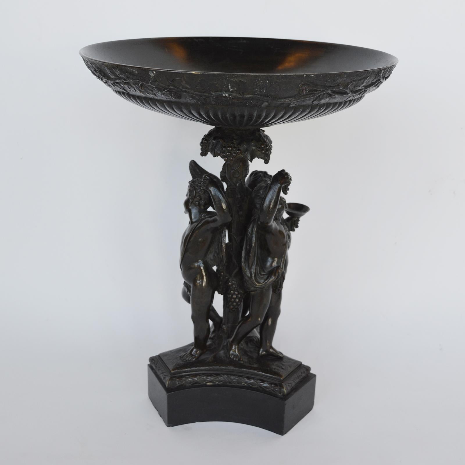Italienische bacchantische Figurentazza aus Bronze und schwarzem Marmor, frühes 19.