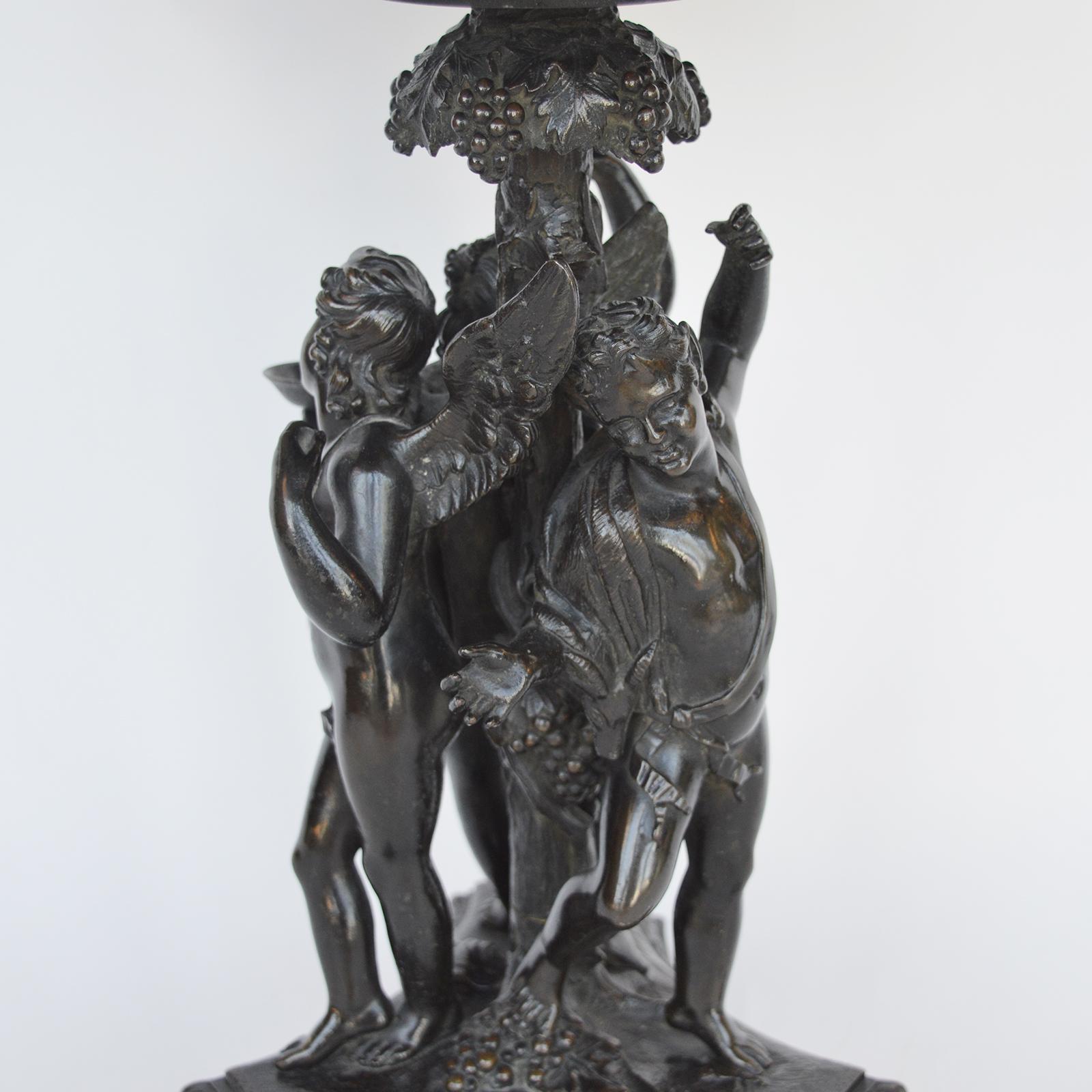 Italienische figurale Bacchantische Tazza aus Bronze und schwarzem Marmor, frühes 19. Jahrhundert im Angebot 3