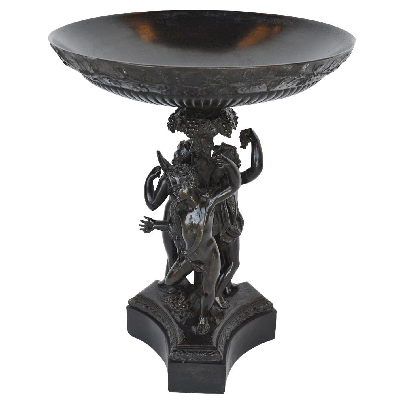 Italienische figurale Bacchantische Tazza aus Bronze und schwarzem Marmor, frühes 19. Jahrhundert im Angebot