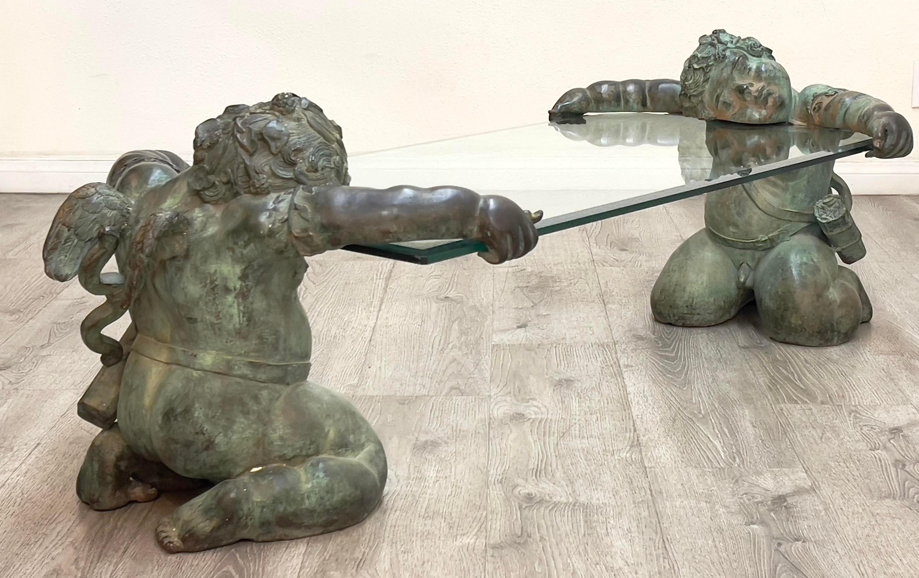 Table basse italienne en bronze avec chérubin en verre en vente 4